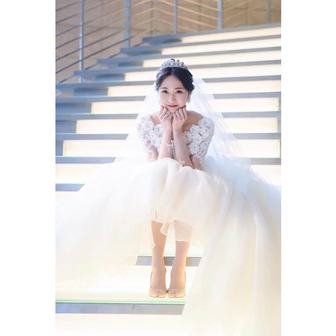 のインスタグラム：「* 素敵なウェディングを叶えた花嫁さんのリアルレポートをお届けする「ウェディングレシピ」﻿ ﻿ ﻿ 今回は、2人の笑顔を大切に、洗練されたラグジュアリー婚。一流ホテルを舞台に、都会らしさにこだわったアカネさんのセンス溢れる結婚式をレポートします。  ウェディングソムリエのWEBからぜひご覧ください！﻿  アカネさんのウェディングレシピ✍️﻿  場所：TOKYO 会場：グランドハイアット東京 衣装：１着目／ハツコエンドウ エマ、２着目／ハツコエンドウ ベル エンゲージリング：シャネル マリッジリング：シャネル ハネムーンの行き先：エジプト＆セーシェル インスタグラム：@fmak_wedding    プレ花嫁さんへのアドバス  「結婚式は、新郎新婦が楽しめるのが一番です。ゲストも新郎新婦の幸せそうな姿を見ることを楽しみにされていると思います。もちろん、来ていただけるゲストへの最低限の配慮・おもてなしは抜かりなく」  ﻿ *:.,.:*:.,.:*:.,.:*:.,.:*:.,.:*:.,.:*:.,.:*:.,.:*:.,.:*:.,.:*:.,.:* .﻿ ﻿ サイトは[ウェディングソムリエ ]で検索﻿ 🔎http://www.jadorewedding.com﻿ プロフィール欄の🔗Linkからもとべます。 ﻿ ﻿ ウェディングソムリエは、﻿ 人生でその時しかできない﻿ 特別な体験を提供するメディアです♡﻿ ﻿ *:.,.:*:.,.:*:.,.:*:.,.:*:.,.:*:.,.:*:.,.:*:.,.:*:.,.:*:.,.:*:.,.:*:.,.﻿ ﻿ #卒花 #ウェディングソムリエ #花嫁 #プレ花嫁 #ウェディングアイデアIY  #全国のプレ花嫁と繋がりたい #ウェディングソムリエアンバサダー #結婚式 #ウェディングドレス #ウェディングフォト #前撮り #後撮り #ウェディングレポ #ウェディングレシピ #グランドハイアット東京　#ハツコエンドウ」