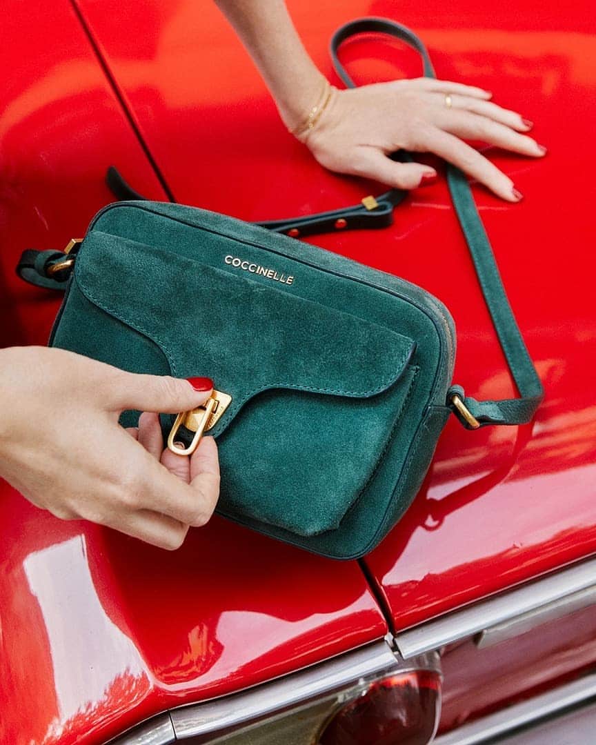 のインスタグラム：「The Beat Bag got the suede treatment: this season’s cosiest material with a whole new array of shades.   #Coccinelle #CoccinelleBags #Beat #BeatBag #MainCollection #New #Suede」