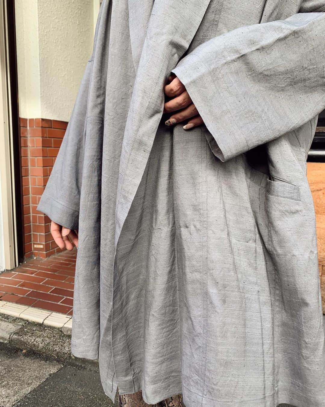 植野有砂さんのインスタグラム写真 - (植野有砂Instagram)「introducing the cool brand "Noble Savage" hand dyed in Japan 👘 誉田屋源兵衛の10代目山口源兵衛さんが手がける新しいブランド”NOBLE SAVAGE”✨奄美大島で天然染めされた羽織りが普段使いもできて今の季節にもぴったりだし、何と言っても着る度にぬくもりを感じる☺️一つ一つ職人の手で染め上げられた、全てが一点物なのです！ワンピにもなるトップスや横にスリットの入った（写真だと見えないけど）はかまパンツもかっこいい💖是非是非チェックしてほしいブランド！！ストーリーにリンク貼っておきます #NOBLESAVAGE #誉田屋源兵衛 #山口源兵衛 #伊勢丹 #伊勢丹呉服 #伊勢丹新宿店 @noblesavage10 @kondayagenbei @isetan_shinjuku @isetangofuku」9月28日 17時47分 - alisaueno