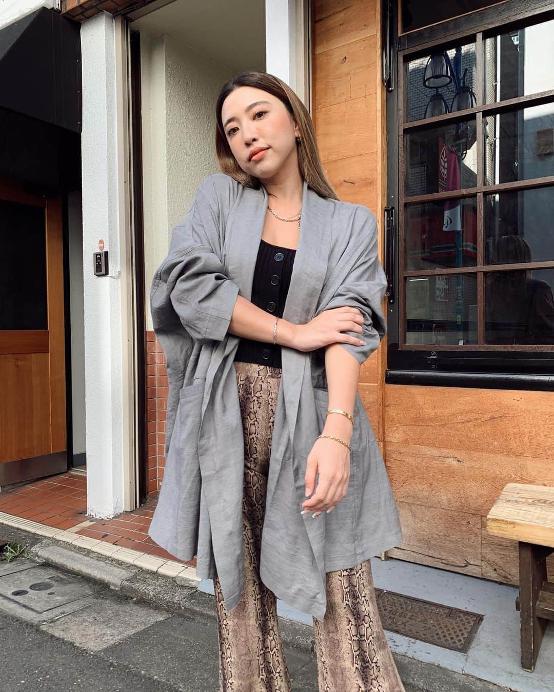 のインスタグラム：「introducing the cool brand "Noble Savage" hand dyed in Japan 👘 誉田屋源兵衛の10代目山口源兵衛さんが手がける新しいブランド”NOBLE SAVAGE”✨奄美大島で天然染めされた羽織りが普段使いもできて今の季節にもぴったりだし、何と言っても着る度にぬくもりを感じる☺️一つ一つ職人の手で染め上げられた、全てが一点物なのです！ワンピにもなるトップスや横にスリットの入った（写真だと見えないけど）はかまパンツもかっこいい💖是非是非チェックしてほしいブランド！！ストーリーにリンク貼っておきます #NOBLESAVAGE #誉田屋源兵衛 #山口源兵衛 #伊勢丹 #伊勢丹呉服 #伊勢丹新宿店 @noblesavage10 @kondayagenbei @isetan_shinjuku @isetangofuku」