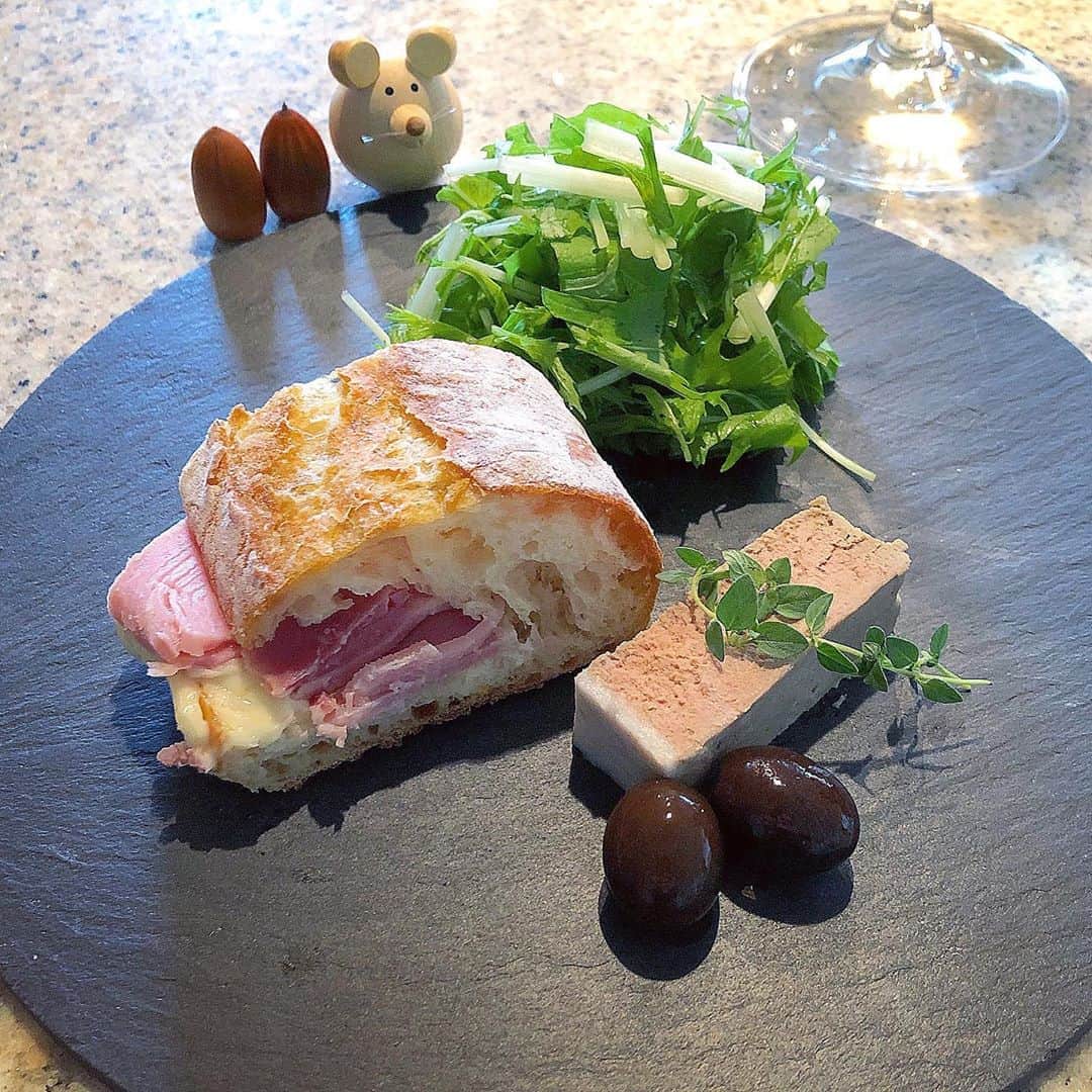 榊山敬代のインスタグラム：「🥖🥓🧀… ・ お休みな午後はやっぱり マイブームなパテセット でリフレッシュ時間の巻 　 今回の記録では  先日アトリエに仲間入りしました どんぐり夫妻も参加しましたけど  この日はブラックオリーブ夫妻も プレートに参加してまして親近感  パンはあまり食べない派ですけど 最近気になるパン屋さんがあって 少しずつ味見してる気分転換の時  自分で作らなくても 食べれるしあわせは なんだかご馳走感也　  ハムハム美味しかったな ・ ・ さてきのうはお久しぶりに渋谷コース 修理後のパソコンを受け取るなどして　  せっかくなのでおさんぽがてらに　 ヒカリエやスクランブルスクエア いろいろスイーツ観察しながらも 結局食べたいものに出逢えなくて  近所のパン屋さんに戻りまして やっぱり慣れた場所がイイナと  お料理にも合いそうな シンプルなパンを購入  そのようなわけで  しばらくは近所のパン屋さんが 息抜きなマイブームになりそう  ・　 ・ #おうちごはん 工夫 #おうち大好き #enjoyhome ・  ・ ・ ・  ・ ・ #秋 #Autumn #食欲の秋 #ブランチ #brunch#ランチ #lunch # #おつまみ #putty #お肉  #pork #豚肉 #ハム  #白ワイン #bianco#wine #vegetable #bread #blackolive #artist #kitchen #cooking #日本画家 の #お料理こんなもん #どんぐり & #オリーブ 夫妻」