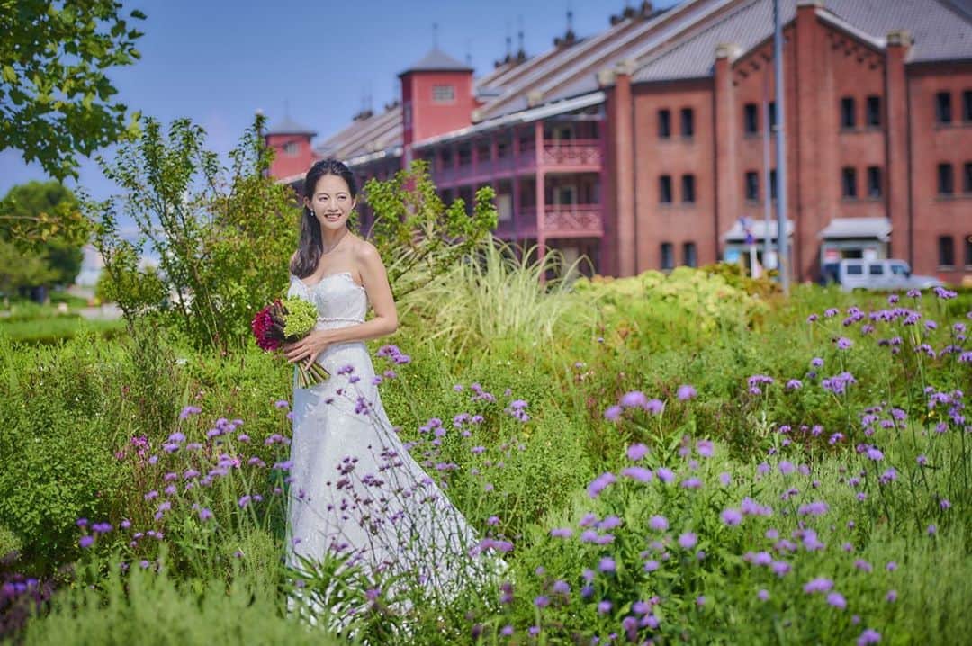 のインスタグラム：「* ﻿﻿﻿﻿ モダンな赤レンガ倉庫と彩り豊かなお花で﻿ 思わず目を奪われる一枚に…♡﻿ ﻿ おふたりのために選ぶお気に入りのドレスと﻿ フォトジェニックなスポットで﻿ 一味違ったお洒落花嫁へ💐﻿ ____________________________﻿﻿﻿﻿﻿﻿﻿﻿﻿﻿ ﻿ 花嫁さま応援♪フォトキャンペーン開催中📷﻿ 自分にぴったりのウエディングフォトを見つけよう﻿ ﻿ ユミカツラフォトプランは、スタジオ撮影からロケーションフォトまで、花嫁様お一人ひとりのご希望に合わせてお楽しみいただけます。﻿ パッケージプランは20万円台〜、オーダーメイドサービスあり💍﻿﻿﻿﻿﻿﻿﻿﻿ ﻿ お二人の今を細部まで丁寧に描くスタジオフォト、﻿ 映画のワンシーンのような撮影や四季折々の撮影が楽しめるロケーションフォト、憧れのウェディングドレスや和装姿でお二人の至福のひと時を思い出として残しませんか！？﻿ ﻿ 桂由美ブライダルハウス東京本店では、弊社フォトプランでご利用頂けるフォトチケット￥80,000分をユミカツラ55周年にちなんで￥55,000にてご購入頂けます♡﻿ 撮影は10月以降でもご利用可能。﻿ フォトプランをご検討中の方は今がチャンスです✨﻿ ﻿ フォトチケット販売期間〜9/29(火)まで﻿ https://www.yumikatsura.com/fair-campaign/11040﻿ ﻿﻿﻿﻿﻿ ____________________________﻿﻿﻿﻿﻿﻿﻿﻿﻿﻿ ﻿﻿﻿﻿﻿﻿﻿﻿﻿﻿ 毎週火曜18:30〜デザイナー桂由美によるインスタライブ開催中、次週お楽しみに👗﻿ .﻿﻿﻿﻿﻿﻿﻿﻿﻿﻿﻿﻿﻿﻿﻿﻿﻿﻿﻿﻿﻿﻿ ﻿﻿﻿﻿ @yumikatsurajapan﻿﻿﻿﻿﻿﻿﻿﻿ Photo @bananamonkeypictures﻿﻿﻿﻿﻿﻿﻿﻿ Hair&Make @paradise_tyo﻿ Bouquet @massaartists﻿﻿﻿﻿ #ウエディングドレス #ウエディングドレス選び #前撮り #前撮りドレス #ロケーションフォト #ロケーションフォトウェディング #ロケフォト #ガーデンウエディング #プレ花嫁準備 #プレ花嫁2020 #フォトウエディング #フォトウエディングドレス #運命のドレス #ウエディングドレス試着 #ウエディングフォト #桂由美 #桂由美ドレス #yumibrides #yumikatsura #海外挙式 #プレ花嫁応援 #オーダードレス #オーダードレスショップ #おしゃれ花嫁 #後撮り#大人花嫁 #シンプルドレス」