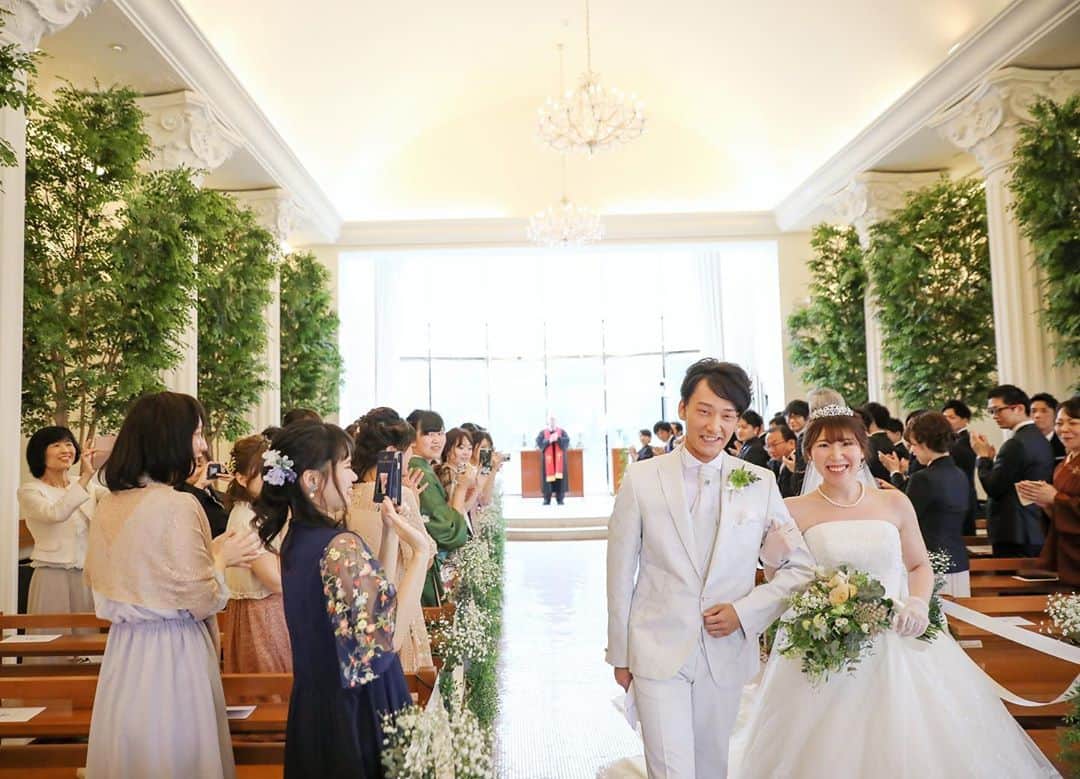 富山結婚式 ヴィラグランディス富山のインスタグラム：「, , , 新たな人生の道のりを たくさんの祝福と笑顔と共に🕊 , , , , , , , , #ヴィラグランディス富山 #バージンロード  他の写真も気になる方はプロフィールから 公式HPをご覧下さい▶︎▶︎▶︎」