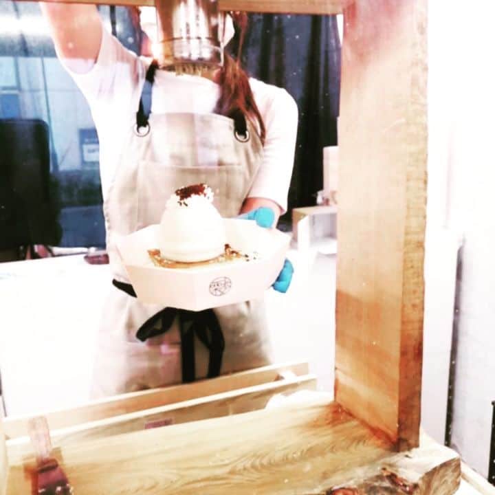 高橋絵美のインスタグラム：「秋だね～🌰🌰🌰💕 . 【栗歩】の大きな大きなモンブラン食べました👋😆🎶✨最高っ‼️😋🎵 . #モンブラン #モンブラン専門店  #栗歩」