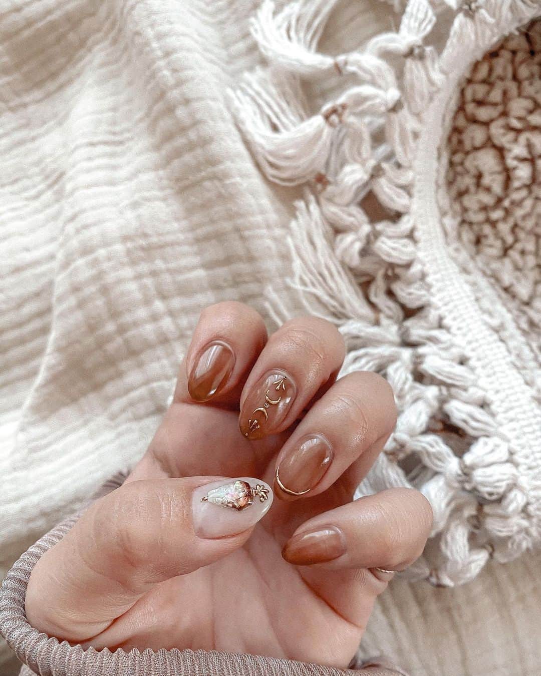 Manamiのインスタグラム：「NEW💅🏼🤎🍂 Nailby @moonlit_minori @moonlit_bymananails newスタッフのMinoriに 初めてやってもらった〜😻かんわい❣️ なんとネイル歴3ヶ月でこの技術力🤯 コミュ力も高くてセンスも抜群🤯 MOONLITにまた天才入ってきた🥴 Minoriの予約は10月末まで初回20%offなので、 是非この機会にネイルしに来てね😚❤️🌙」