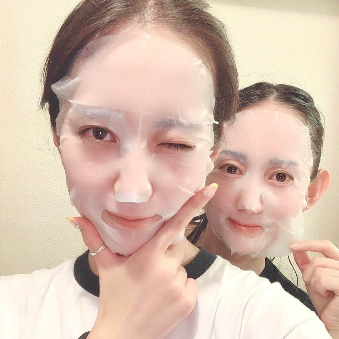 石澤研究所さんのインスタグラム写真 - (石澤研究所Instagram)「「透明白肌 ホワイトマスクN」で、翌日まで感動のもっちもち肌😆  うっかり日焼けの乾燥ダメージにもおすすめなので、今日みたいに良いお天気だった日のスキンケアにもぴったりです👍❤️  ぷるぷる透明肌成分やヒアルロン酸配合の 濃厚な美容液がたっぷり染み込んだ日本製の厚手シートが つけている間も乾かずうるおい密封。 お肌の内側から本来の透明感を引き出します✨  ✔︎豆乳発酵液 透明感のある明るいクリアな素肌に  ✔︎植物プラセンタ 瞬時にうるおいがいきわたりうるおってぷるん  ✔︎コラーゲン ハリを生み出しふっくら弾力のあるお肌に  毎日使っても、お肌の乾燥が気になるときの スペシャルケアで使ってもOK！ お肌の状態やお好みに合わせてご調整ください😌✨  #透明白肌 #ホワイトマスクN #ホワイトマスク #シートマスク #シートマスクレビュー #夏のおつかれ肌 #美容 #美肌 #透明感 #透明肌 #トーンアップ #コスメ好き #コスメレビュー #スキンケア #skincare #beauty #cosmetics #石澤研究所」9月28日 17時51分 - ishizawalab