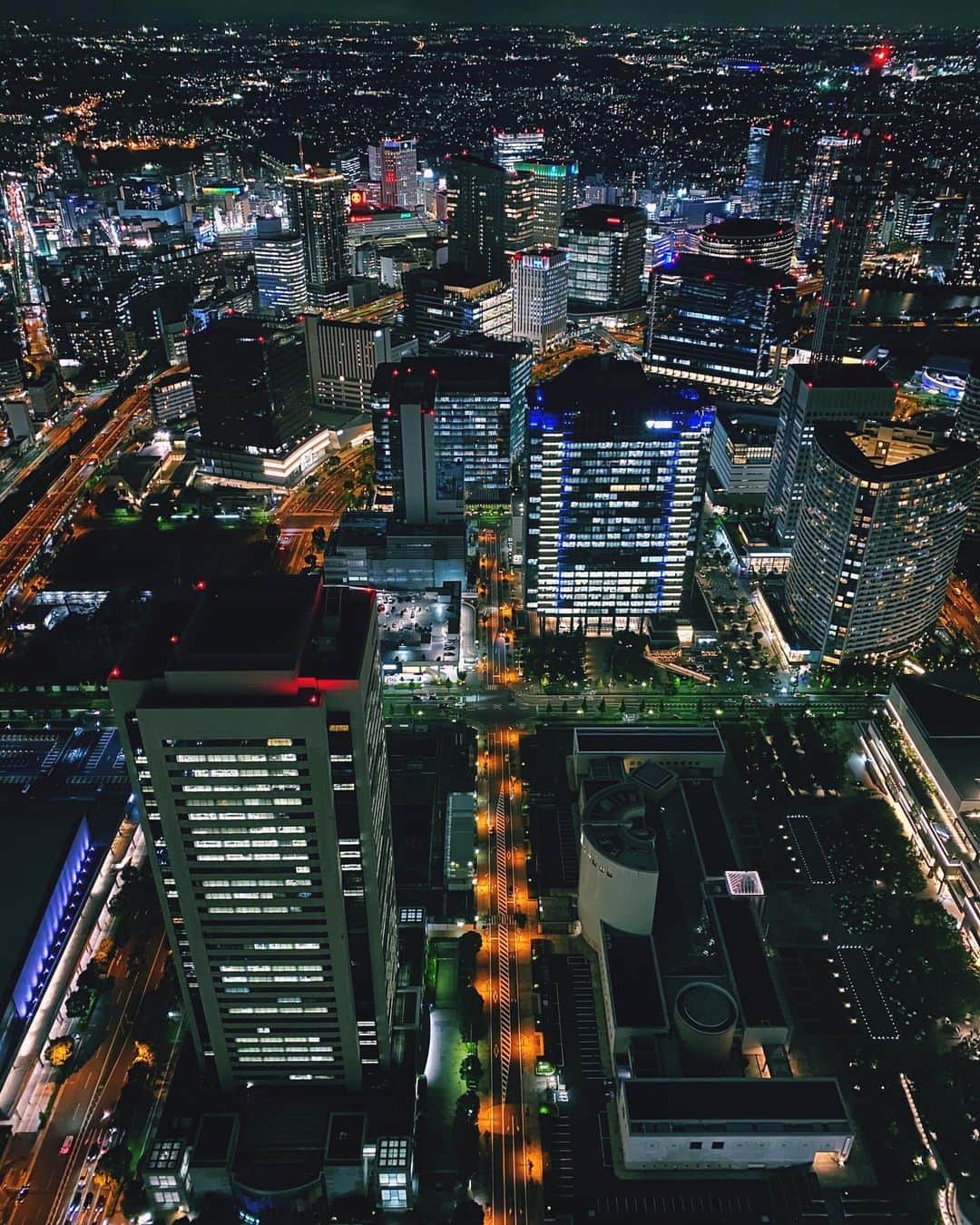 横浜ロイヤルパークホテルのインスタグラム：「シティビューの夜景は宝石を散りばめたような美しさ💎 海側とは違った景色がお楽しみいただけます。  #横浜ロイヤルパークホテル #yokohamaroyalparkhotel #横浜 #yokohama #ホテル #hotel #絶景ホテル #ホテルからの景色 #横浜ホテル #thepreferredlife #royalparkhoteljp」