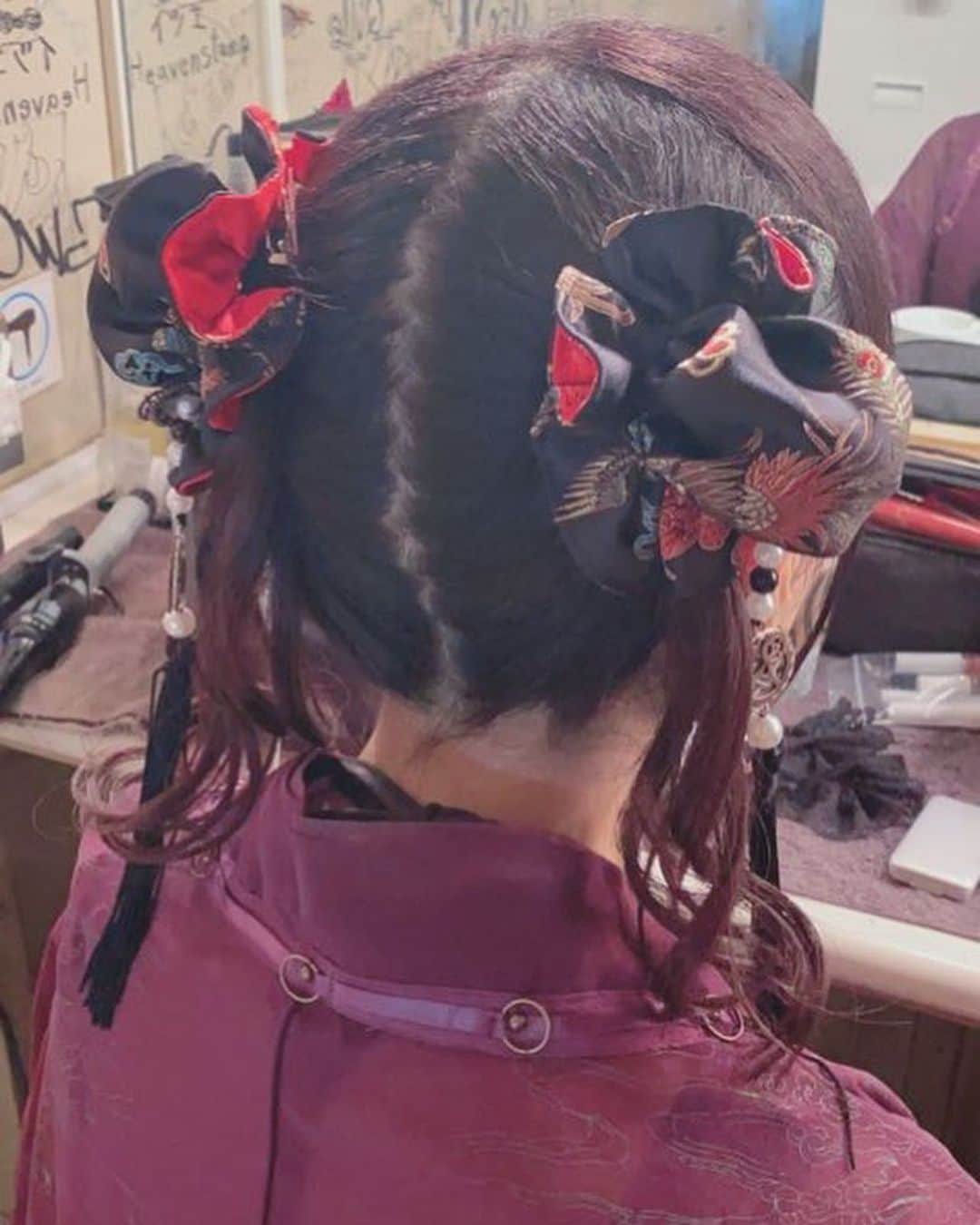 yucat（加藤有加利）さんのインスタグラム写真 - (yucat（加藤有加利）Instagram)「大好きなアキさんにヘアメイクしてもらえて毎回魔法のスイッチ入れてもらってます。 ライブや衣装のテーマに合わせていつも素敵にしてくれるの💫  特に今回は配信といういつもよりくっきりはっきり色んなモノが届いちゃうから本当アキさんのおかげとしか言いようがない 笑 人生初のおだんごデビューも出来て楽しかったです。  Hair&Make by Aki Nakashima（raftel inc.）  #天女yucat #yucat #hairarrange  #和装 #和 #ozzonjapan #ozzon #ozz #ozzcroce #ozzoneste #gothic #和ゴス #和テイスト #チャイニーズヘア #お団子カバー #チャイナお団子カバー」9月28日 17時51分 - yucat1031