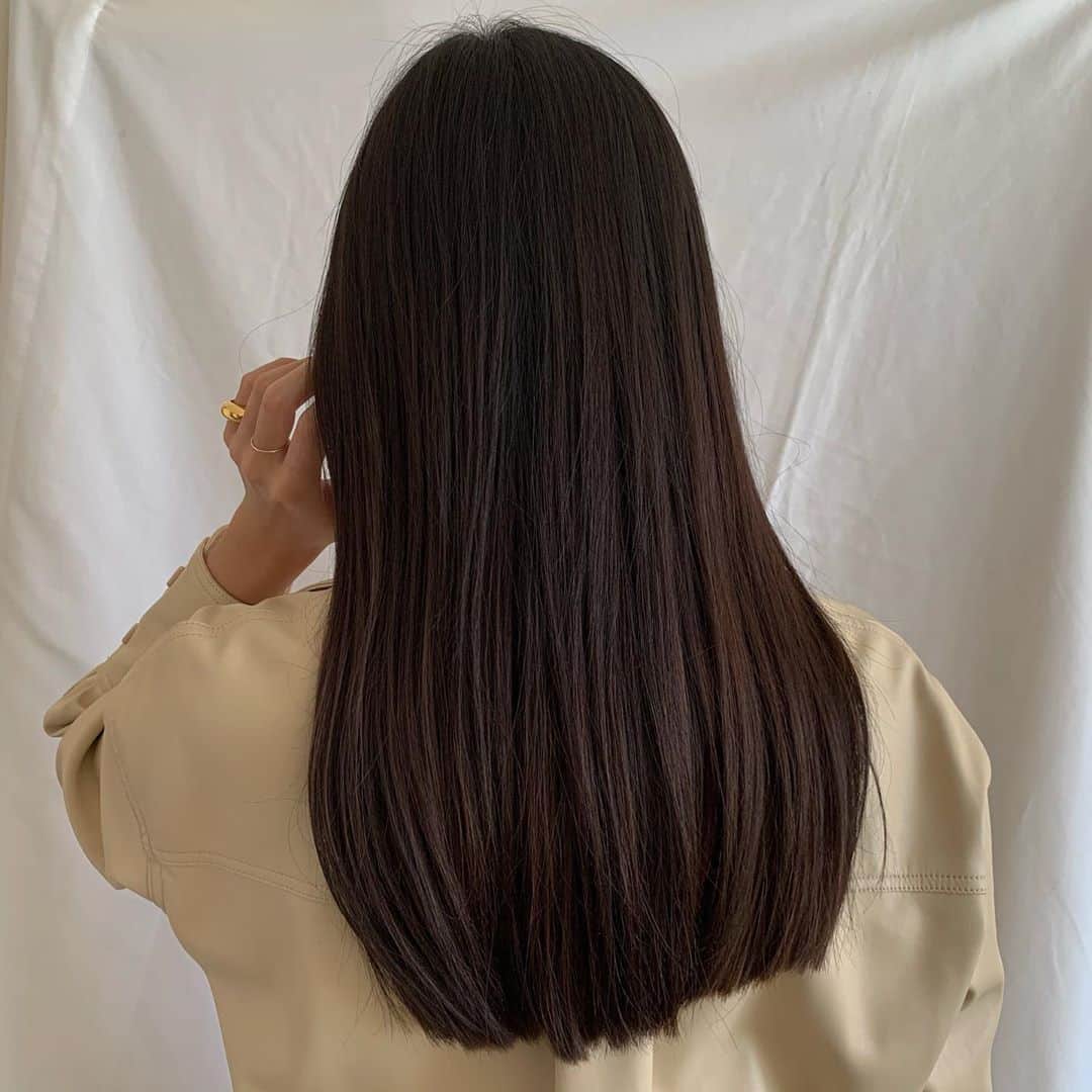 Alisaのインスタグラム：「hairstyle🥡🥢  ブリーチをやめて一年以上経って 地毛に近い自然な暗さが今は好み💭  美容院に行く機会も無くなったし 毛先は彼にカットしてもらってます(笑) この間15cmくらい短くしてもらった！  彼は素人だけどお世話なしに 髪切るの上手だと思う🤣  冬はもう少し短くしたいから 次もお願いしたいな、、、(笑)  #hairstyle#longhair」