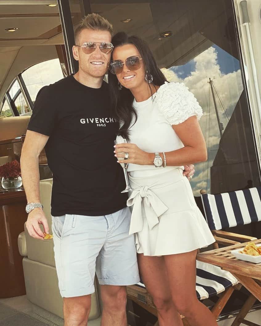 スティーヴン・デイヴィスのインスタグラム：「Happy Birthday Wifey ❤️😘」