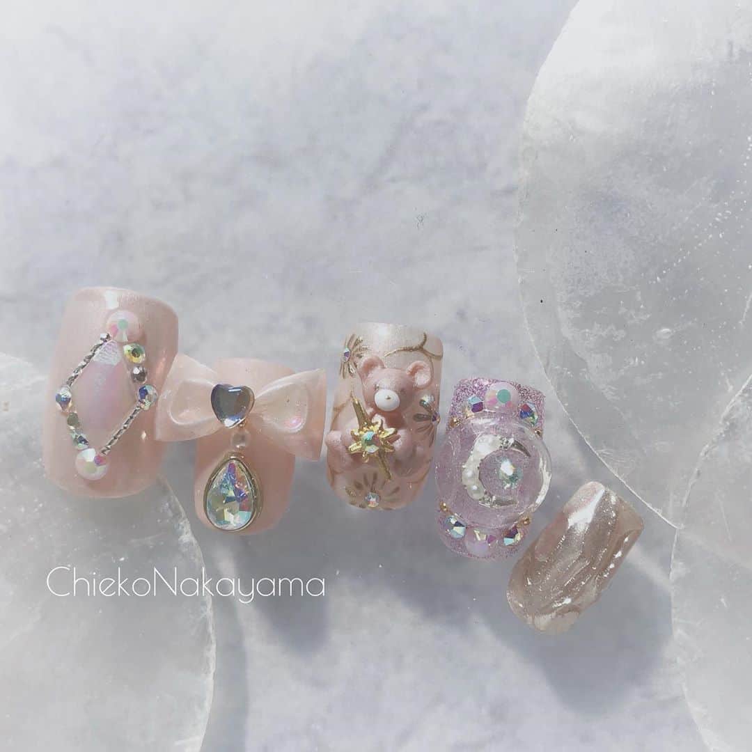 なかやまちえこのインスタグラム：「ゆめかわ × アンティーク⠀ ⠀ 9/23 発売のPREGEL MUSE パールアディクトシリーズ⠀ #nail #nails #nailart #ネイル #美甲 #ネイルアート  #japanesenailart #manucure #japanesenails #manicurist #gelnails #أظافر #네일아트 #미용 #เพ้นท์เล็บ #искусствоногтя #artedeuñas #เพ้นท์เล็บเจล #ジェルネイルデザイン #ネイルデザイン #senikuku #nagelkunst #アンティークネイル #antiquenails #ゆめかわ #ゆめかわネイル #kawaii #kawaiinails #ファンシーネイル #fancynails @pregelofficial @prexyofficial @kimagure_cat_whim @preanfaofficial @bettygel_official @nail_premall @candypocket_official @joyartofficial」