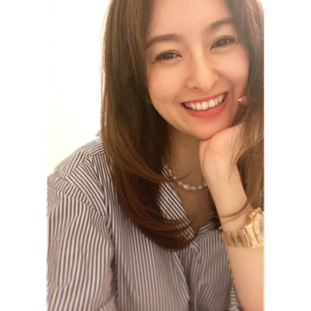 のインスタグラム：「@_sunvalley_  昨日は @rizin_pr の前にヘアメンテナンスへ。 しっとりツヤツヤ髪に✨ @mitsuteru_asahi てるちん いつもありがとう☺︎ 9月  たくさんお祝いしてもらえて 日々幸せで いっぱい笑ってるから目尻のシワが深くなった😂 happyジワは良しでしょ👍👍👍✨ 今日は息子の小学生時代のママ友と久しぶりに会うの☺︎ 楽しみー❤︎ こりゃあ また深くなるな🤣 #happy #smile #お誕生日月間 そろそろ終了☺︎」