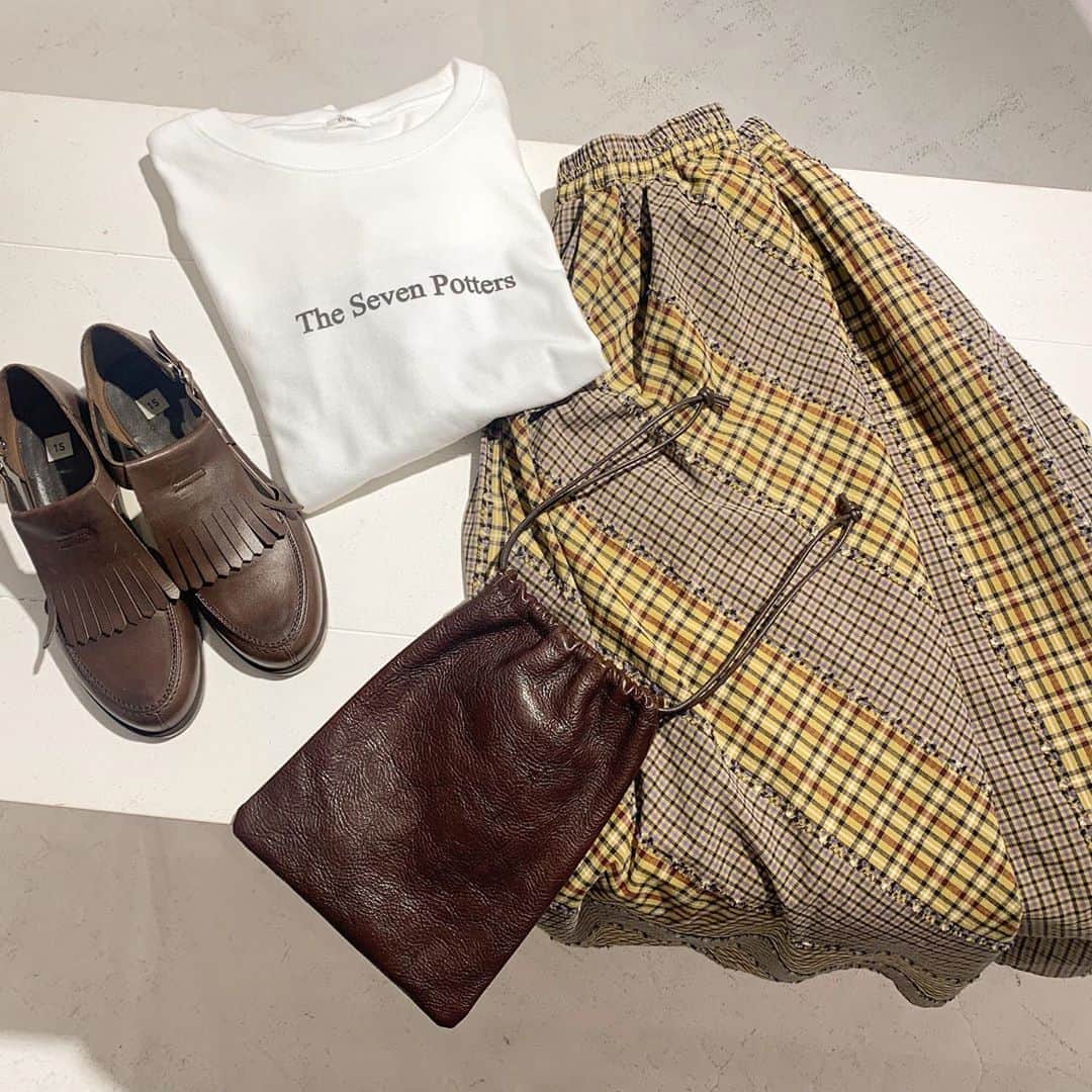 のインスタグラム：「. .  // new  arrival  coordinate // . . @latelierdusavon_  . カットジャガードチェックスカート ¥15,800+tax . . @fig_london  .  Leatherkiltie tongue shoes ¥17,800+tax .  leather KINCYAKU ¥8,900+tax  . @iamiinfact  . ハリーポッター　7人のハリーT ¥5,900+tax . . #latelierdusavon #figlondon#iamiinfact#アトリエドゥサボン#フィグロンドン#アイアムアイ#レザー巾着#チェックスカート#チェックコーデ#パッチワーク#茶色コーデ#ブラウンコーデ#秋冬コーデ」