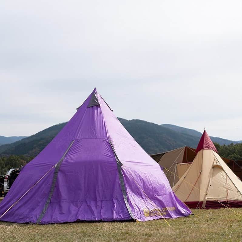 キャンプ情報サイト［ランタン］さんのインスタグラム写真 - (キャンプ情報サイト［ランタン］Instagram)「CAMP SMILE STYLE ／ 竹かごのランチボックスを 収納グッズにして小物の持ち運びも楽々！ ＼ いろんなキャンパーのキャンプスタイルを現地取材と一般キャンパーからの投稿で数多く掲載してます。 . . 詳しくは @lantern.camp webサイトをご覧ください . . #camp #camping #outdoor #travel #trip #lantern_smile #nature #キャンプ #キャンプ用品 #アウトドア #テント #自然 #旅行 #キャンプ初心者 #キャンプ好きな人と繋がりたい #キャンプスタイル #LANTERN #キャンプギア #竹かご #ランチボックス  #DOD #DOD_テント #ビッグワンポールテント #coleman #コールマン #コールマン_アウトドアワゴン #わんぱく #焼きトウモロコシ #ファミリーキャンプ #マキノ高原キャンプ場」9月28日 18時05分 - lantern.camp