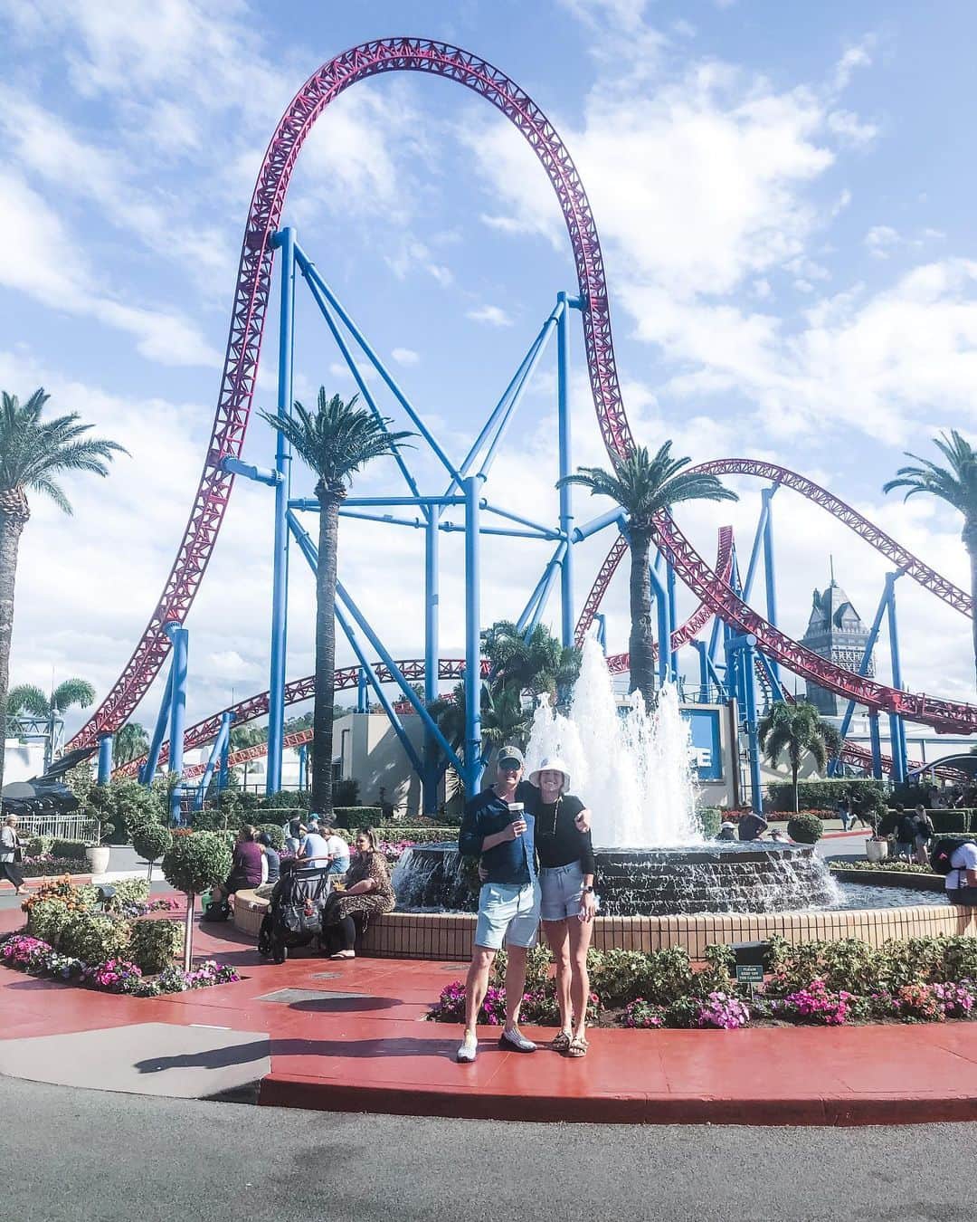 エミリー・シーボームのインスタグラム：「Adults are only kids grown up anyway.  #movieworld #goldcoast #themepark #monday #superman」