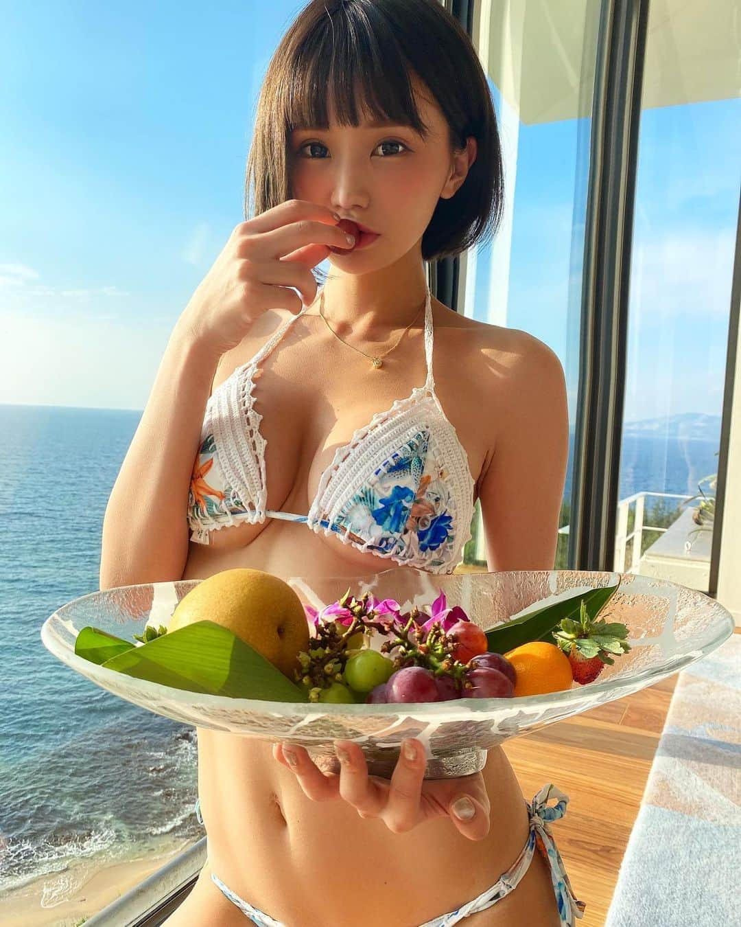 みもれもんさんのインスタグラム写真 - (みもれもんInstagram)「・ ・ フルーツ食べます？🍓🍑🍍 ・ ・ #インスタグラビア #ビキニ #撮影 #水着 #フルーツ」9月28日 17時58分 - mimore_mon0929