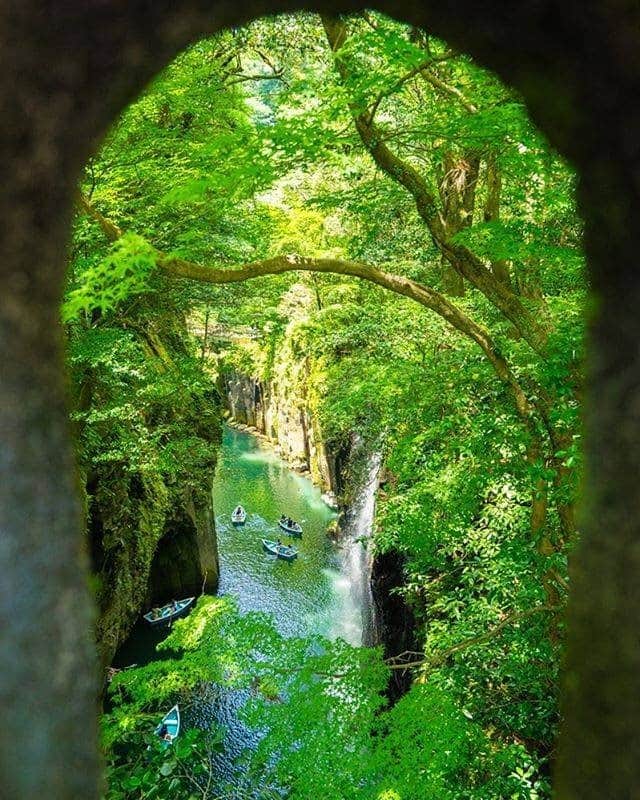 のインスタグラム：「. The beautiful and powerful Takachiho Gorge. #SeptemberMyWay  自然の力と美しさを感じられる #高千穂峡 🌿 . . Photo by @puraten10 Post your memories with #FlyJAL  #JapanAirlines #japan #miyazaki #naturephotography」