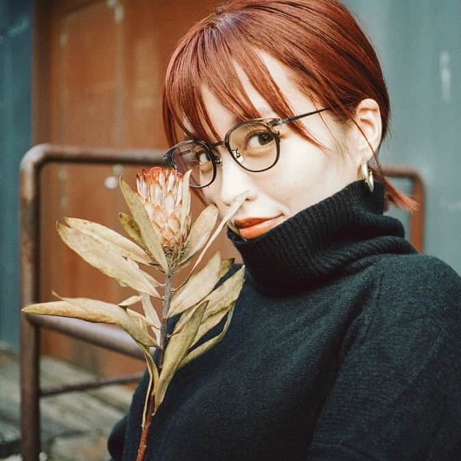 Zoff Officialのインスタグラム：「《私が選んだ日常メガネ》 田畑佑莉さん @lily02tbt が選んだのは、シックなカラーでも個性が引き立つ #zoffclassic のアイウェア💐  ─ 自己紹介をお願いします。 田畑佑莉です。仕事は通信会社の事務をしています。  ─ あなたのライフスタイルは？ 最近は家でゆっくり過ごすことが多いので、よく家具探しをしています。  ─ 今日のファッションは？ 黒のタートルネックニットだったので、重たくならないようにブラウンの系のメガネを選びました。  ─ メイクのポイントは？ マスクをすることが多いので、最近はマスクをつけてもとれないリップをつけることが多いです。  ─ あなたがこれから挑戦したいことは？ 小さい頃から水彩画や彫刻などが好きでした！気になっているワークショップがあるので、それに参加するのが今から楽しみです。  ■商品情報 Zoff CLASSIC ZO201008_43A1 ¥11,000(税込)  メガネの黄金期である1950〜60年代のアメリカのデザインを現代風にアレンジしたコレクション。フロントはメタルシート材を抜きその上にブローパーツをかぶせたモダナイズな仕様。今までになかった個性的なデザイン。  ※店舗により在庫数が異なります。予めご了承ください。  #zoff #zoffuv #eyewear  #eyewearstyle  #eyewearfashion  #fashion #メガネ  #ゾフ女子  #zoff女子 #秋コーデ #ファッション #秋ファッション #秋メイク #コスメ #お出かけコーデ #カジュアル #ライフスタイル #眼鏡 #メガネ女子」