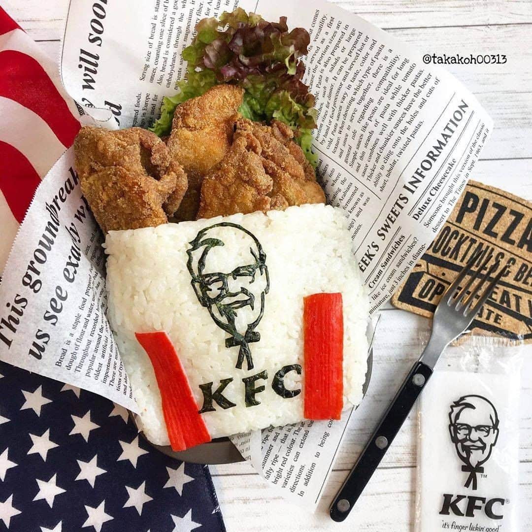ケンタッキーフライドチキンのインスタグラム：「KFC完全再現のフライドチキン弁当❕🍱 カーネル・サンダースの顔やロゴなど全てクオリティが高いですよね✨ ・ こちらの素敵なお写真は @takakoh00313 さんの一枚です♪ ・ ケンタッキーフライドチキンの公式アカウントです。 当アカウントをフォロー後、「#ケンタフォト 」のハッシュタグをつけて投稿していただくとリポストさせていただくこともあります✾ また、ストーリーズでのお写真も「 @KFC_japan 」をつけていただくとご紹介させていただくことがございます❣是非、みなさんの素敵な投稿をお待ちしております🎵 ・ ・ #ケンタッキー #ケンタッキーフライドチキン #ケンチキ #ケンタ #フライドチキン #チキン #カーネルサンダース #kfc #グルメ #グルメ部 #食べたい #テイクアウト #食卓 #プチ贅沢 #ファーストフード #がっつり #ジューシー #おいしい #肉好き女子 #骨付きチキン #🍖#🍗 #フライドチキン弁当 #ケンタ再現 #弁当 #ハイクオリティ #ご飯 #のり #Bento」