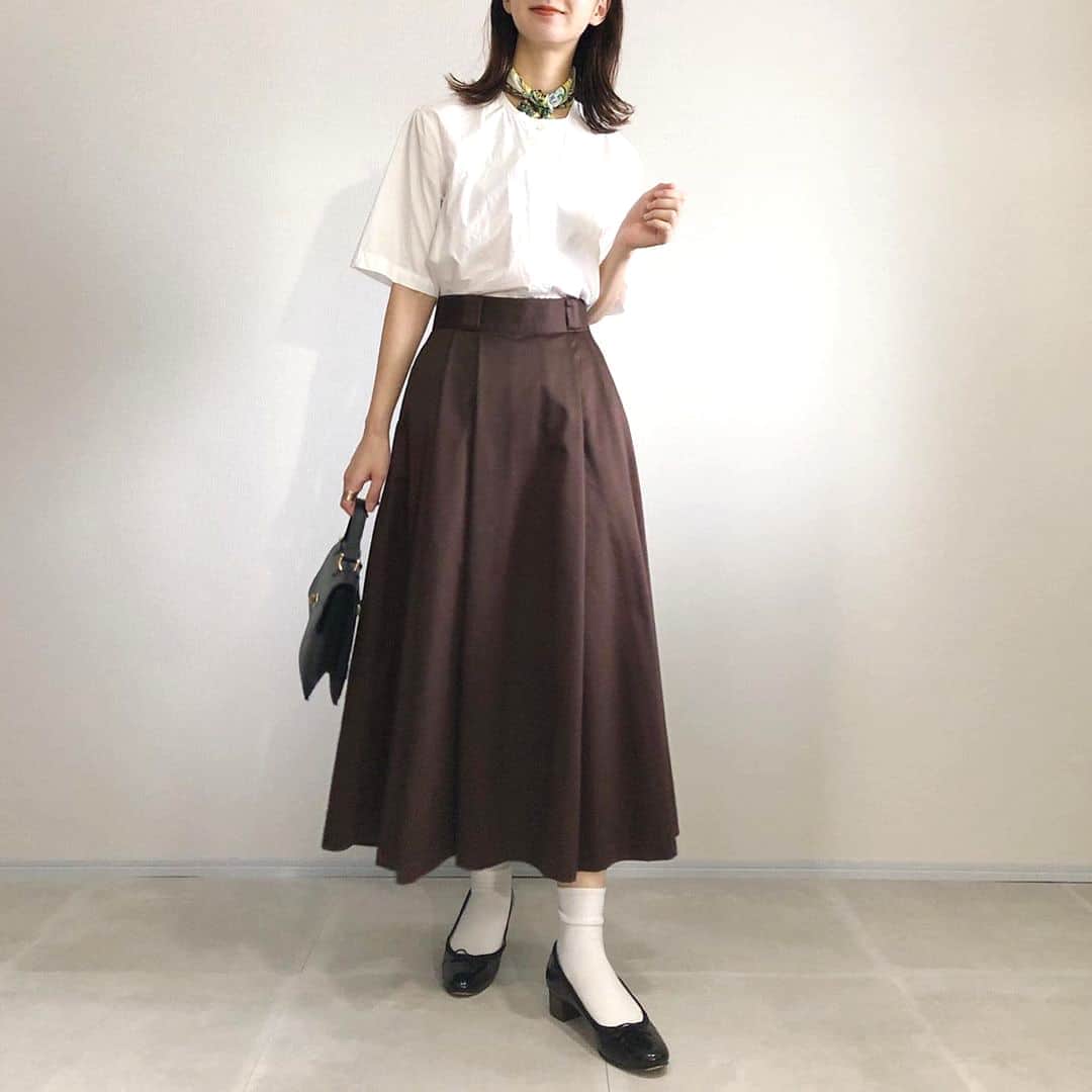 のインスタグラム：「.⁣ こっくりカラーをコーデに入れて秋気分を楽しもう。⁣ .⁣ そろそろ秋服を着たいけどまだ暑い。そんな時はこっくりカラーをコーデに入れるのがおすすめです。あさこ（ @asakokoko10 ）さんのように、ブラウンのスカートとブラウスを合わせた上品な秋コーデを楽しんでみて♡⁣ .⁣ MERYでは他にも「かわいい」に近づくさまざまな情報を発信しています。⁣ @mery.beauty コスメ・美容に特化した情報をお届け♡⁣ @mery_spot 話題のカフェやお出かけスポットをご紹介！⁣ @_meryshop_  MERYセレクトの可愛いアイテムがたくさん⁣ こちらもぜひチェックしてみてください！⁣ .⁣ .⁣ photo by @asakokoko10⁣ .⁣ #MERY #regram #instagram #instafashion #fashion #ootd #coordinate  #데일리룩 #옷스타그램 #오오티디 #코디 #패션 #패션피플 #ダントン #ブラウンコーデ #スカーフコーデ #スカーフアレンジ #上品コーデ #カジュアルコーデ #バレエシューズ #スカートコーデ #コーデ #コーディネート #ファッション #今日のコーデ #今日の服 #お洒落 #お洒落さんと繋がりたい #MERY女子 #メリー」
