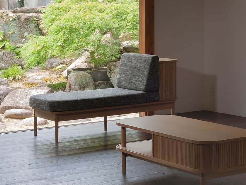 FLYMEeさんのインスタグラム写真 - (FLYMEeInstagram)「日本最大級の家具・インテリア通販サイト【 FLYMEe 】⁣ ⁣ 今回は【ナチュラル】をテーマにご紹介します。⁣ ⁣ 「ナチュラル」で紹介している家具は、リラックスできる空間や、温かみがあり優しい雰囲気の空間をつくりたい方におすすめです。木は、材や色調により、幅広い家具や空間にコーディネートしやすいのが特徴で、和室や洋間、リビングなどさまざまな空間に調和します。⁣ FLYMEeでは、無垢材の質感を生かし、一点ごとに木目の見え方が変わる家具や時間の経過とともに味わい深くなっていくアイテムなど数多くご用意しています。⁣ ⁣ 【商品詳細の見方】⁣ ①投稿画像をタップ⁣ ②表示される商品タグをタップ⁣ ③商品詳細ページへ⁣ ⁣ 日本最大級の家具・インテリア通販サイト【 FLYMEe 】⁣ @flymee_official フライミー で検索🔎⁣ ⁣ ⁣ #FLYMEe #HIRASHIMA⁣ #フライミー#ヒラシマ#国産家具#インテリアコーディネート#賃貸インテリア#引越し#模様替え#インテリア#インテリア家具#インテリアコーデ#インテリア好き#家具コーディネート#家具選び #家具探し#家具通販#部屋作り#部屋の模様替え#部屋づくり#暮らし上手#マンションインテリア#賃貸インテリア#戸建てリフォーム#2ldk#大人インテリア#ソファー#リビングインテリア#ナチュラルインテリア#植物のある暮らし #インテリア通販」9月28日 18時01分 - flymee_official