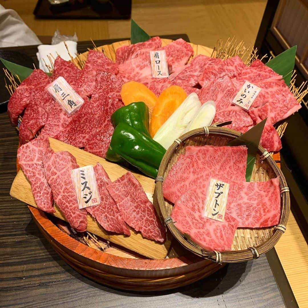 田中セシルのインスタグラム：「* 山形で食べた美味しい焼肉🥰 厚切りのタンに国産のハラミ、ミスジに肩ロース どの部位も本当に美味しくて楽しくて、食のエンターテイメント✨ 冷麺も2種類頼んじゃったもんね〜🍜 人気店なだけあってお客様ひっきりなしだったけど、店内はとっても衛生的で綺麗だし、掘りごたつのお席はしっかり離れてるからソーシャルディスタンスもバッチリでした。 こんな時代だからこそ、安心してお食事できる場所、美味しいお肉が食べられる場所、必要だよね。 これにて夏休みの東北ツアー食レポ完結❣️ いやーたくさん食べました😋  #山牛 #yamagyu #yamagyu_yamagata  #山形 #山形牛 #yamagata #yamagatabeaf  #東北グルメ #東北ツアー #焼肉の美味しいお店」