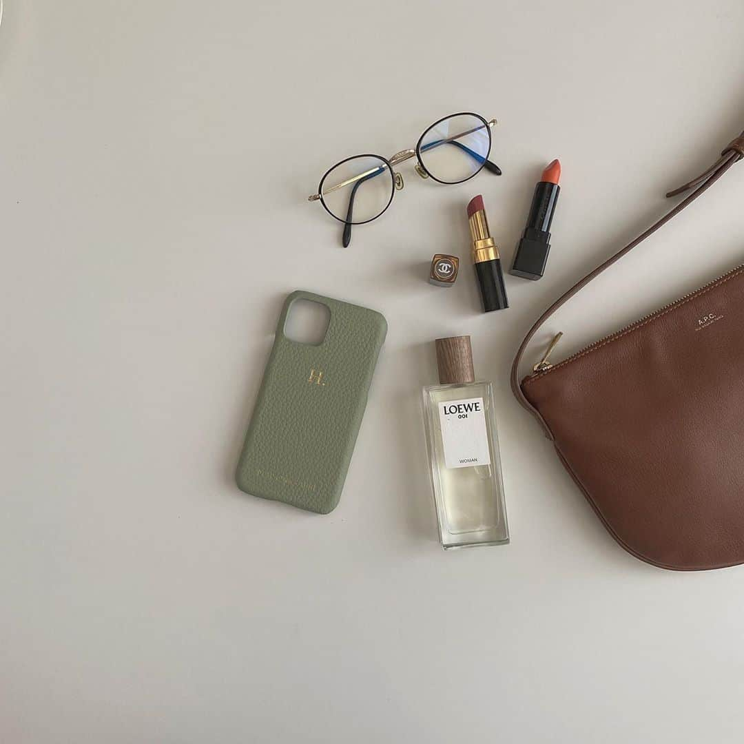 RiLiさんのインスタグラム写真 - (RiLiInstagram)「おそろいで持ちたいペア香水💑【LOEWE 001】⁣ ......⁣ 木製キャップでナチュラルなデザインのLOEWE（ロエベ）の香水🐏🤎中でも【LOEWE 001】はカップルでつけるのもおすすめなペア香水だよ💭⁣ コンセプトは2人が初めての夜を過ごした翌朝のきもち🩰🗝️甘いジャスミンとバニラのWomanとウッディな穏やかな香りのMan😌2つの香りが重なるとおたがいの香りを引きたてるんだとか⛪💭⁣ 大人のカップルにも似合うおしゃれなデザインはインテリアにもぴったり🧸💕ぜひ特別な日のプレゼントとして送ってみてね💡⁣ ❣❣❣❣❣⁣ サイトやSNSで掲載させていただくお写真募集中😘📸⁣ かわいいコーデやアイテム、注目スポットなどが撮れたら、ハッシュタグ→#rili_tokyo  を付けて投稿❗⁣ ．⁣ Special Thanks💋 Photo by⁣ @___momonohana⁣ @honeylisabee⁣ @rc_daisy.kr⁣ @hichon⁣ @megu.03_03⁣ @kao._.cafe⁣ @ishizawamoe⁣ @ars_2828⁣ @kao._.cafe⁣ @kae_bonny⁣ ．⁣ #ロエベ#香水#フレグランス#OEWE001#ペア#誕生日#誕生日プレゼント#パケ買い#お気に入り香水#LOEWE #置き画 #置き画倶楽部 #RiLi  #おしゃれさんと繋がりたい #お洒落さんと繋がりたい #ファッション #패션스타그램 #ootd #outfit#rili_tokyo」9月28日 18時01分 - rili.tokyo