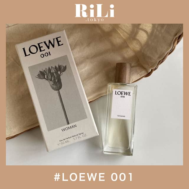 RiLiさんのインスタグラム写真 - (RiLiInstagram)「おそろいで持ちたいペア香水💑【LOEWE 001】⁣ ......⁣ 木製キャップでナチュラルなデザインのLOEWE（ロエベ）の香水🐏🤎中でも【LOEWE 001】はカップルでつけるのもおすすめなペア香水だよ💭⁣ コンセプトは2人が初めての夜を過ごした翌朝のきもち🩰🗝️甘いジャスミンとバニラのWomanとウッディな穏やかな香りのMan😌2つの香りが重なるとおたがいの香りを引きたてるんだとか⛪💭⁣ 大人のカップルにも似合うおしゃれなデザインはインテリアにもぴったり🧸💕ぜひ特別な日のプレゼントとして送ってみてね💡⁣ ❣❣❣❣❣⁣ サイトやSNSで掲載させていただくお写真募集中😘📸⁣ かわいいコーデやアイテム、注目スポットなどが撮れたら、ハッシュタグ→#rili_tokyo  を付けて投稿❗⁣ ．⁣ Special Thanks💋 Photo by⁣ @___momonohana⁣ @honeylisabee⁣ @rc_daisy.kr⁣ @hichon⁣ @megu.03_03⁣ @kao._.cafe⁣ @ishizawamoe⁣ @ars_2828⁣ @kao._.cafe⁣ @kae_bonny⁣ ．⁣ #ロエベ#香水#フレグランス#OEWE001#ペア#誕生日#誕生日プレゼント#パケ買い#お気に入り香水#LOEWE #置き画 #置き画倶楽部 #RiLi  #おしゃれさんと繋がりたい #お洒落さんと繋がりたい #ファッション #패션스타그램 #ootd #outfit#rili_tokyo」9月28日 18時01分 - rili.tokyo