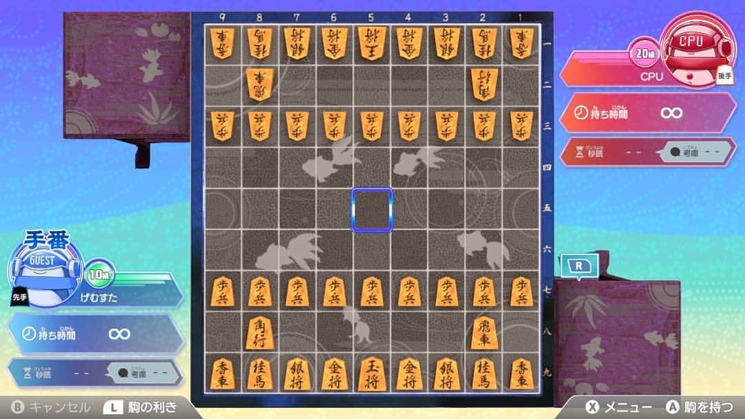 のインスタグラム：「『将トレ』の開発チームが作成したオススメのアイテムのカスタマイズを紹介します！ 隔週で投稿していきます。  第1回は将トレの企画リーダーに作成していただきました！  🖌️使用したカスタマイズアイテム🖌️ 盤：ウワテ牛の将棋盤 盤の色：初期カラー 盤の模様：金魚 駒台：ツマストーンの駒台 駒台の色：オオゴマソウの紫エキス 駒台の模様：金魚 駒：柘植の駒 駒の色：初期カラー 駒のフォント：将トレ 二字 背景：夏の十字飛車 BGM：鹿威し  🖌️カスタマイズのこだわり🖌️ こだわりはふたつ。ひとつはクールな見た目で、青・黒・紫でまとめ、金魚を泳がせることで涼やかさを演出。もうひとつは音で、盤と駒台は駒を置く音が好きなのでそれぞれ選びました。そして鹿威しの風情のある音で、落ち着いて対局に打ち込めます。ちなみに曲として好きなのは「てやんでい邪魔駒」です！  皆さんもカスタマイズを楽しんでくださいね✨ 次回もお楽しみに！  #将棋 #将トレ #藤井聡太 #NintendoSwitch #ゲーム #game #カスタマイズ」