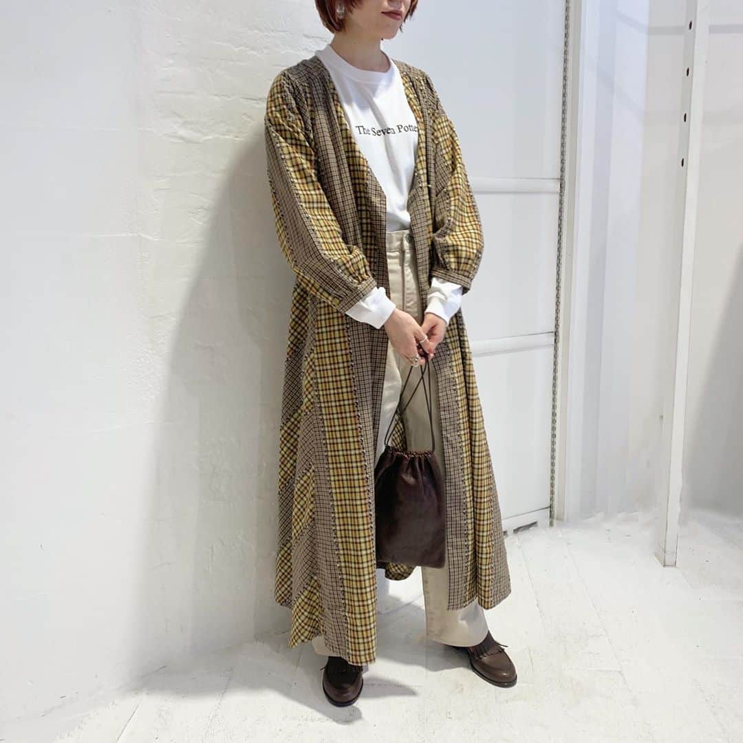 のインスタグラム：「. .  // new  arrival  coordinate // . . @latelierdusavon_  . カットジャガードチェックワンピース ¥17,800+tax . . . @fig_london  .  COTTON SERGE PT ¥11,800+tax  Leatherkiltie tongue shoes ¥17,800+tax .  leather KINCYAKU ¥8,900+tax  . . @iamiinfact  . ハリーポッター　7人のハリーT ¥5,900+tax . . #latelierdusavon #figlondon#iamiinfact#アトリエドゥサボン#フィグロンドン#アイアムアイ#レザー巾着#チェックスカート#チェックコーデ#パッチワーク#茶色コーデ#ブラウンコーデ#秋冬コーデ」