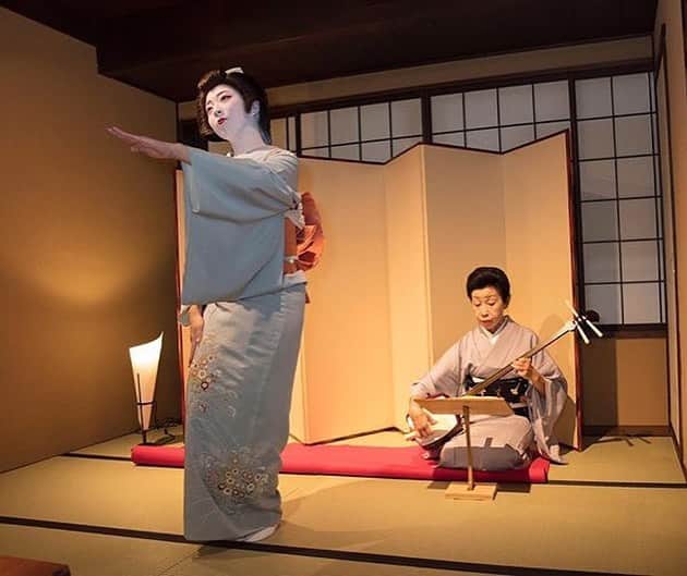 南早苗さんのインスタグラム写真 - (南早苗Instagram)「芸妓さんの舞をみたい！というお声をいただいたので、ちらっと雰囲気だけ😌 写真は、 カメラマン原裕人さん @hirohito2230  から頂戴したものも✨ありがとうございました😊　  一緒に和みのひとときを過ごした　@ibuki_m22  いぶきちゃん @sosai_kimono_1105  さいちゃん そして、さいちゃんご友人のあすかさん。 仲乃家のきみ代女将、桃太郎さん、千寿さん、 この会でお会いできた皆さま。 一期一会に感謝です💓  やっぱり、金沢はいいとこねんよー😍  #金沢　#主計町　#茶屋　#芸妓　#仲乃家　#大友楼　#夕月夜の会　#念願の　#着物 #kimomo #キモノ　#朝川呉服店　#和　#japan #geigi #geiko #kanazawa」9月28日 18時03分 - minamisanae