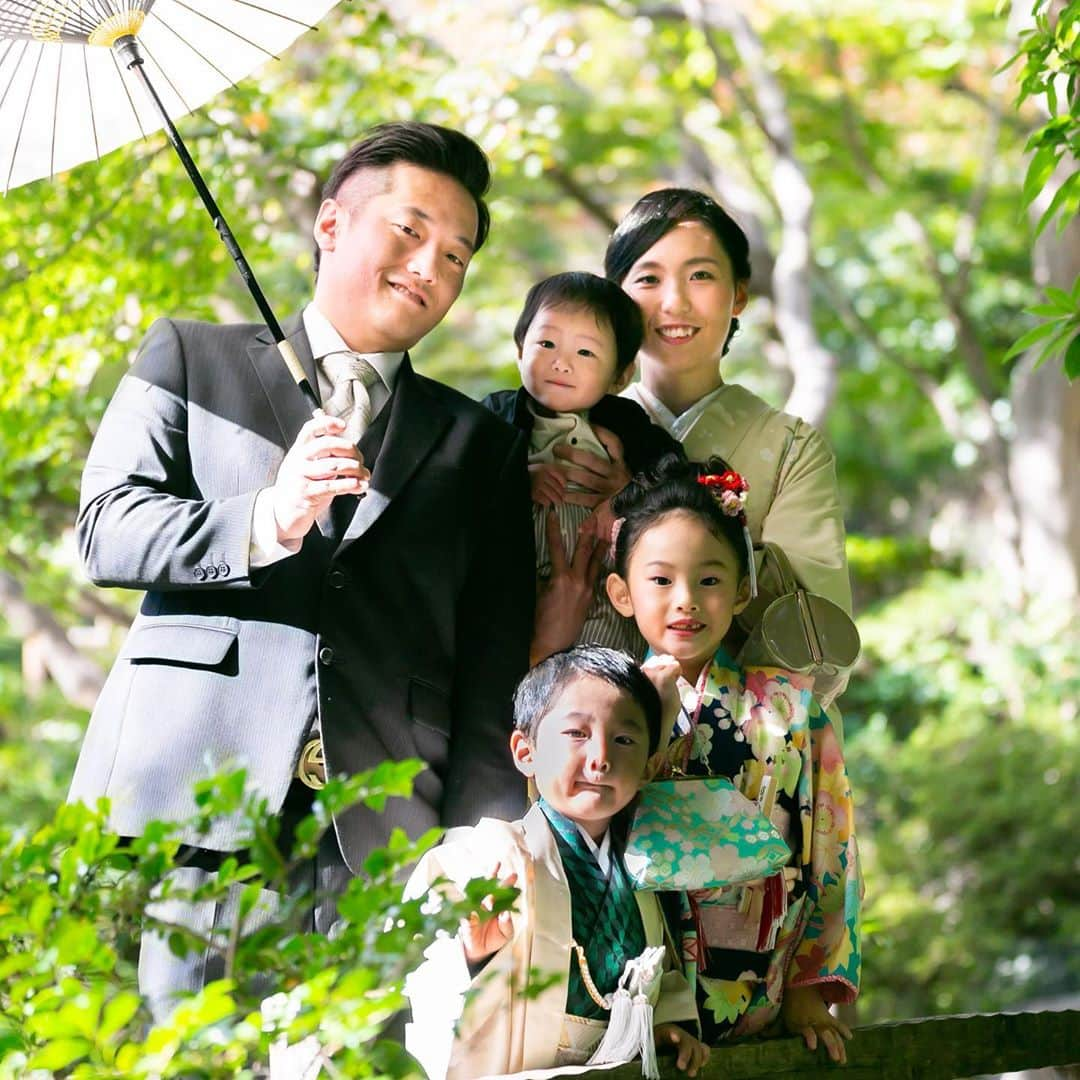 八芳園さんのインスタグラム写真 - (八芳園Instagram)「人生の門出を、彩りつづける。 ライフイベントコンシェルジュ💍 . 結婚記念日、銀婚式、金婚式、 お子様のお食い初めや、七五三。 . 親御様の退職祝いや、還暦祝い。 . 八芳園では、 人生の節目のお祝いごとをサポートする 「ライフイベントコンシェルジュ」サービスをご用意。 . 企画のご提案から当日のお付き添いまで、 専任スタッフが心を込めて おもてなしいたします。 . 人生の門出を、いつも、ここから。 . おふたりが想い出を重ねる場所でありたいと、 私たちは願っています。 . . そんなライフイベントコンシェルジュの Instagramアカウント「ともに歩いて行くプロジェクト」 @tomoniaruiteiku では、 キャンペーン企画を実施中。 . 参加方法は @tomoniaruiteiku をフォローし、 八芳園で撮影した想い出の写真を @tomoniaruiteiku のタグ付けをして投稿してください。 . ご投稿いただいた方のなかから３名様に、 @chocolate.kiki の商品をプレゼントいたします。 . 期間は9月30日(水)まで。 皆さまのすてきな想い出をぜひご投稿ください。 . . @tomoniaruiteiku   #八芳園 #happoen #結婚式 #結婚式場 #生涯式場 #ウェディング #八芳園花嫁 #節目 #お食い初め #七五三 #入学式 #成人式 #結納 #還暦  . #日本庭園 #和装結婚式 #白無垢 #和傘 #日本文化  . #花嫁さんと繋がりたい #プレ花嫁 #式場探し #プレ花嫁さんと繋がりたい #ウェディングプランナー . #ウエディング #花嫁 #式場見学 #式場 . #和 #japanese」9月28日 18時13分 - happoen