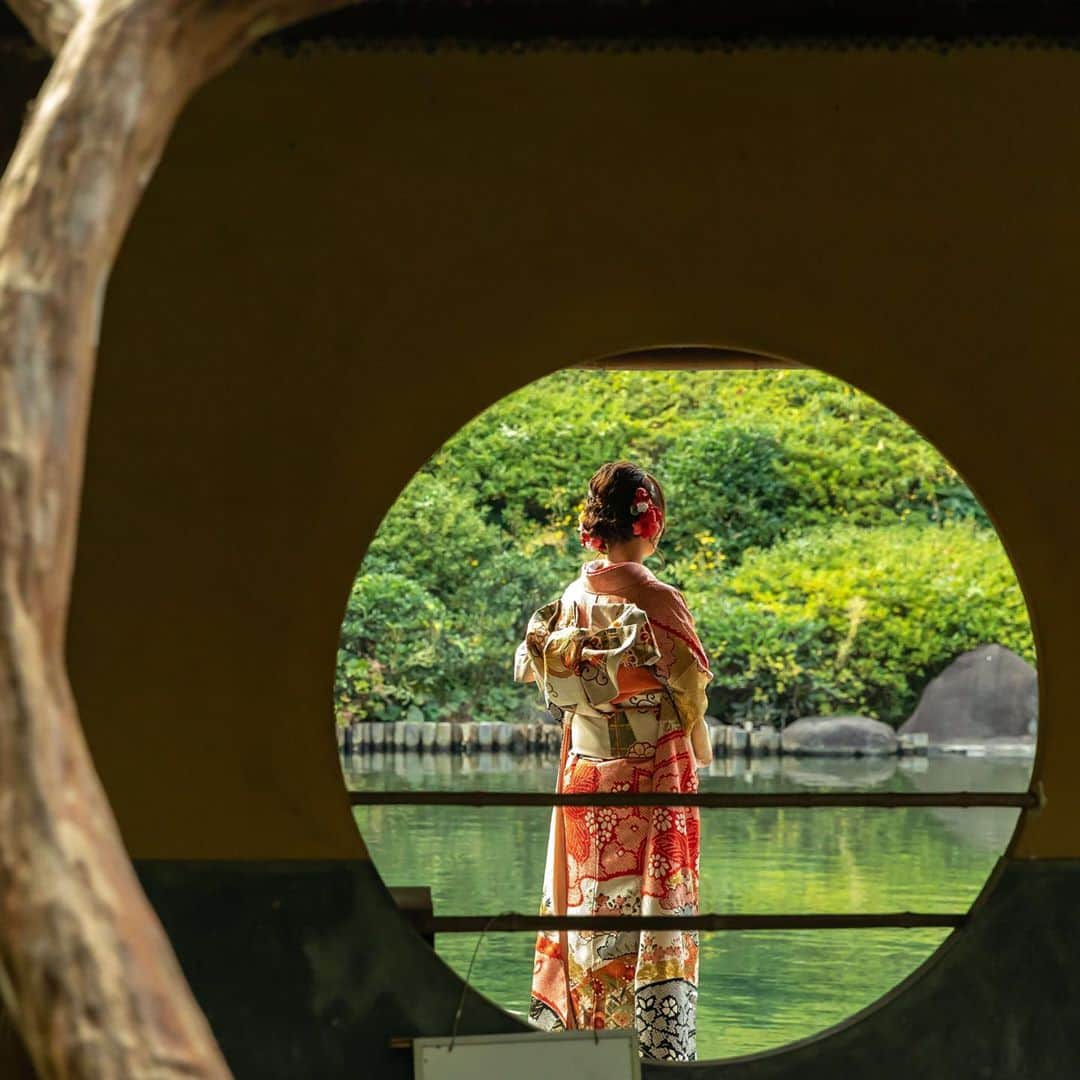 八芳園さんのインスタグラム写真 - (八芳園Instagram)「人生の門出を、彩りつづける。 ライフイベントコンシェルジュ💍 . 結婚記念日、銀婚式、金婚式、 お子様のお食い初めや、七五三。 . 親御様の退職祝いや、還暦祝い。 . 八芳園では、 人生の節目のお祝いごとをサポートする 「ライフイベントコンシェルジュ」サービスをご用意。 . 企画のご提案から当日のお付き添いまで、 専任スタッフが心を込めて おもてなしいたします。 . 人生の門出を、いつも、ここから。 . おふたりが想い出を重ねる場所でありたいと、 私たちは願っています。 . . そんなライフイベントコンシェルジュの Instagramアカウント「ともに歩いて行くプロジェクト」 @tomoniaruiteiku では、 キャンペーン企画を実施中。 . 参加方法は @tomoniaruiteiku をフォローし、 八芳園で撮影した想い出の写真を @tomoniaruiteiku のタグ付けをして投稿してください。 . ご投稿いただいた方のなかから３名様に、 @chocolate.kiki の商品をプレゼントいたします。 . 期間は9月30日(水)まで。 皆さまのすてきな想い出をぜひご投稿ください。 . . @tomoniaruiteiku   #八芳園 #happoen #結婚式 #結婚式場 #生涯式場 #ウェディング #八芳園花嫁 #節目 #お食い初め #七五三 #入学式 #成人式 #結納 #還暦  . #日本庭園 #和装結婚式 #白無垢 #和傘 #日本文化  . #花嫁さんと繋がりたい #プレ花嫁 #式場探し #プレ花嫁さんと繋がりたい #ウェディングプランナー . #ウエディング #花嫁 #式場見学 #式場 . #和 #japanese」9月28日 18時13分 - happoen