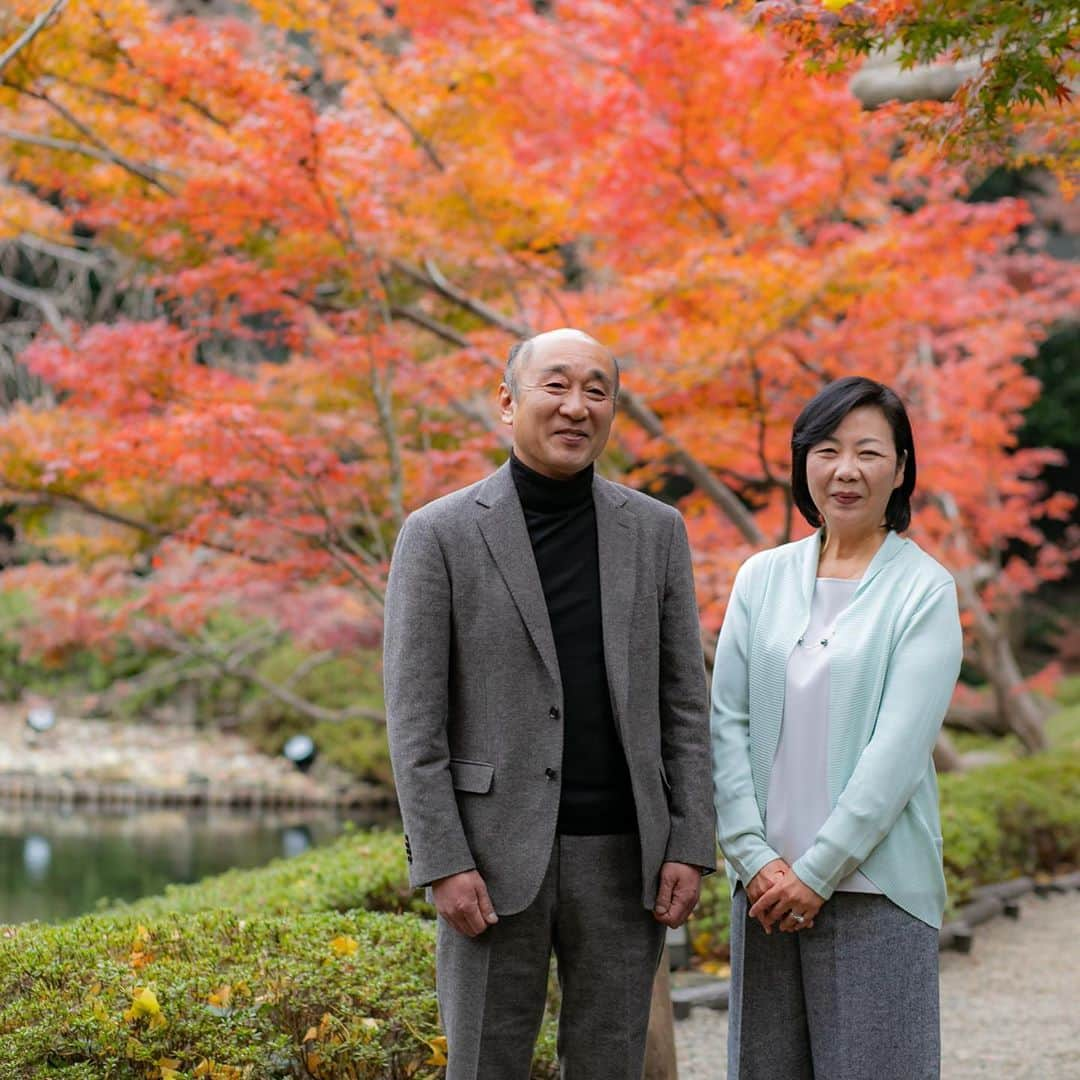 八芳園さんのインスタグラム写真 - (八芳園Instagram)「人生の門出を、彩りつづける。 ライフイベントコンシェルジュ💍 . 結婚記念日、銀婚式、金婚式、 お子様のお食い初めや、七五三。 . 親御様の退職祝いや、還暦祝い。 . 八芳園では、 人生の節目のお祝いごとをサポートする 「ライフイベントコンシェルジュ」サービスをご用意。 . 企画のご提案から当日のお付き添いまで、 専任スタッフが心を込めて おもてなしいたします。 . 人生の門出を、いつも、ここから。 . おふたりが想い出を重ねる場所でありたいと、 私たちは願っています。 . . そんなライフイベントコンシェルジュの Instagramアカウント「ともに歩いて行くプロジェクト」 @tomoniaruiteiku では、 キャンペーン企画を実施中。 . 参加方法は @tomoniaruiteiku をフォローし、 八芳園で撮影した想い出の写真を @tomoniaruiteiku のタグ付けをして投稿してください。 . ご投稿いただいた方のなかから３名様に、 @chocolate.kiki の商品をプレゼントいたします。 . 期間は9月30日(水)まで。 皆さまのすてきな想い出をぜひご投稿ください。 . . @tomoniaruiteiku   #八芳園 #happoen #結婚式 #結婚式場 #生涯式場 #ウェディング #八芳園花嫁 #節目 #お食い初め #七五三 #入学式 #成人式 #結納 #還暦  . #日本庭園 #和装結婚式 #白無垢 #和傘 #日本文化  . #花嫁さんと繋がりたい #プレ花嫁 #式場探し #プレ花嫁さんと繋がりたい #ウェディングプランナー . #ウエディング #花嫁 #式場見学 #式場 . #和 #japanese」9月28日 18時13分 - happoen