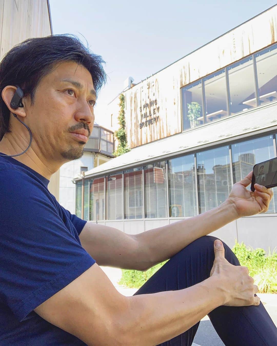 百瀬俊介のインスタグラム：「朝から快晴の月曜日☀️😎  東京は久しぶりに晴れてすっかり秋の空でした🍁🍂🌰  気持ちの良い気候の中今日は青空の下でZOOMミーティング✨  てっきりWi-Fiがないとできないと思っていたけどそうではなかったみたいで安心😅  10月から開始するGKオンラインクリニックのミーティングでした！  今年はコロナの影響で人と会う機会が本当に減ったけどその分効率の良い時間の過ごし方を習得できてきた気がします。　  1日24時間と限られた時間も必要な分だけ必要なことに配分できる今日この頃☝️  早くコロナ落ち着いて会えてない人とも会いたいなぁ。  #秋の空#zoom#青空#青空会議#otoño#buendia#gkオンライン授業#サッカーミーティング」