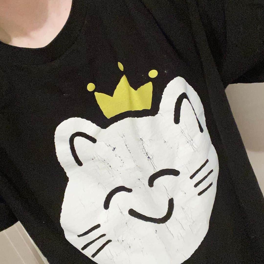 そらるのインスタグラム：「なるせから昔もらってよく着てるなるせねこTシャツ　アップで見ると呪いのTシャツになってて怖い」