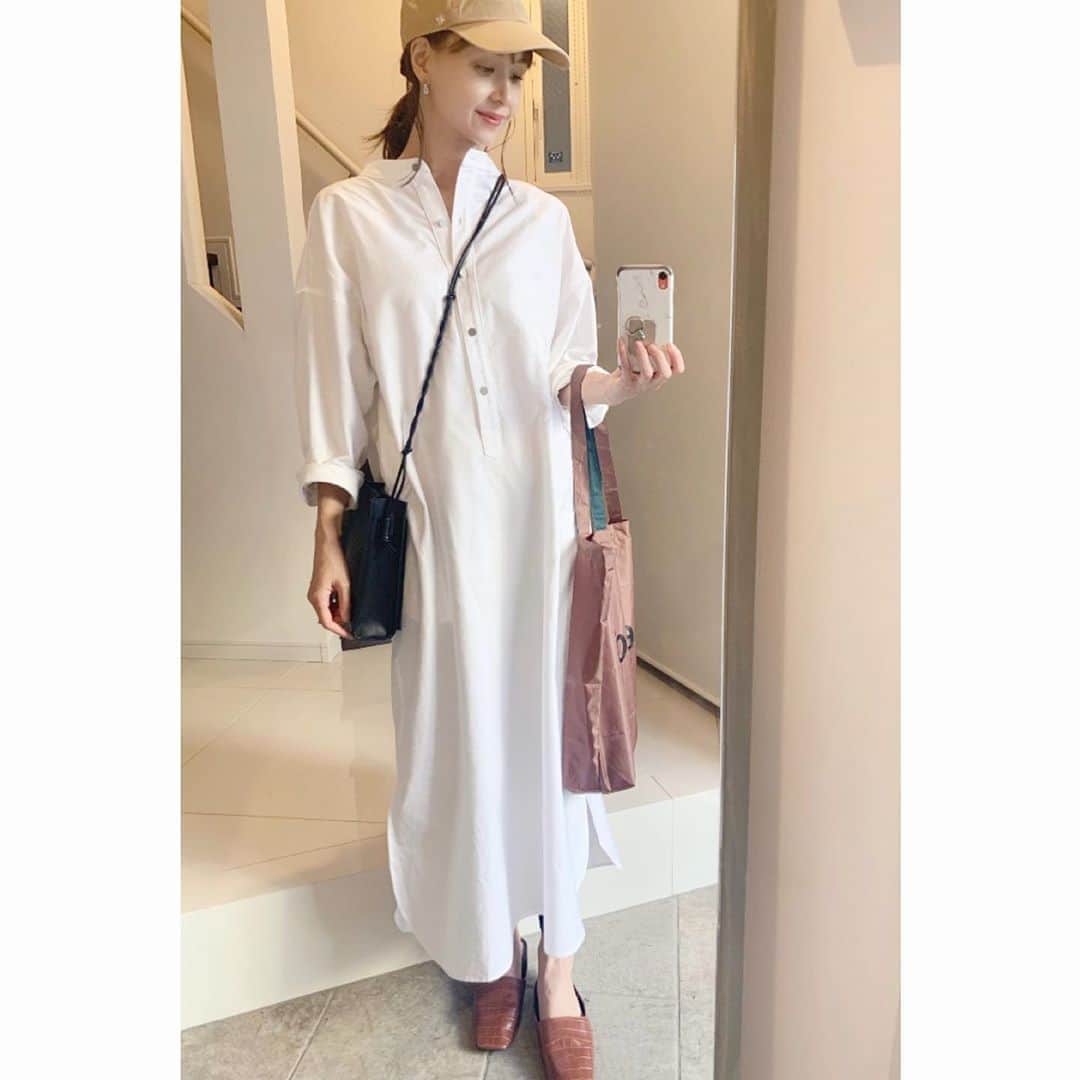 乙黒えりのインスタグラム：「Mart  今回はおうちウエア特集の撮影へ✨ 今日の私服とほぼ同じコーデがあった😙 #シャツワンピース　@blanc_official.jp  #ecobag @soglia_official  #shoes @zara  #cap @47japan  #コーデ#ママコーデ#秋ファッション#楽ちんコーデ#outfit #coodinate」