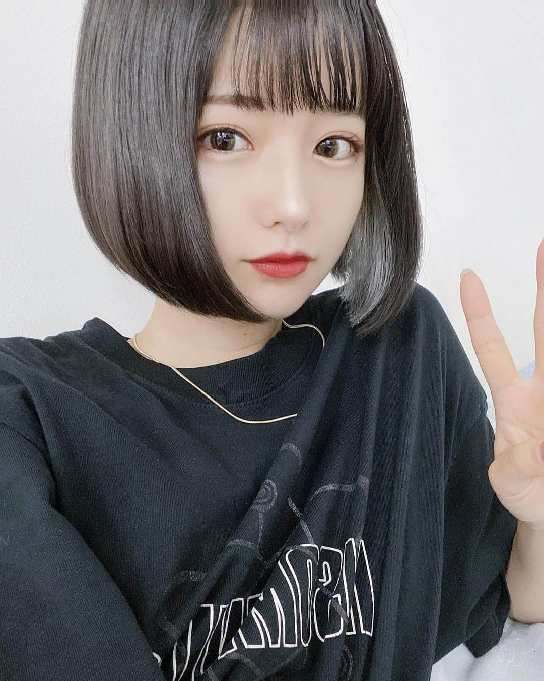 sarimaru(国木田さりまる)さんのインスタグラム写真 - (sarimaru(国木田さりまる)Instagram)「黒！ すっごい丁寧に髪の毛切っていただきました😭 放置してたインナーもブリーチしてグレーっぽくなった！ 黒似合わないって自分で思ってたけど褒めてもらえたからお気に入り👶🏻🎶」9月28日 18時23分 - pika.870