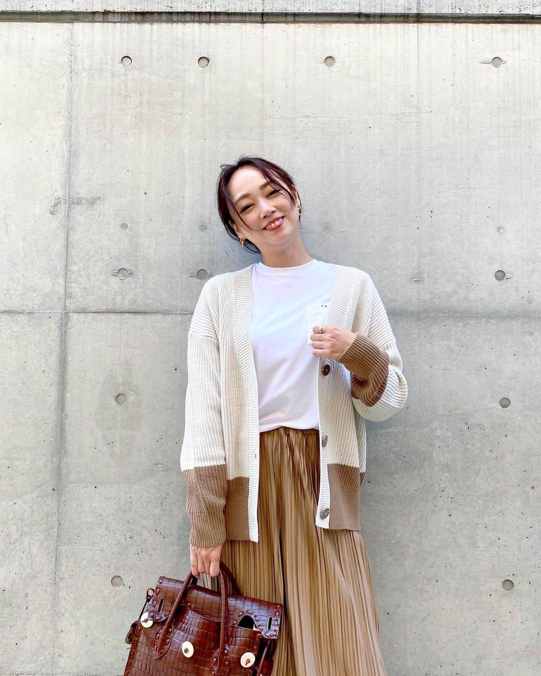石田美奈子のインスタグラム：「𝙾𝚞𝚝𝚏𝚒𝚝✴︎ . バイカラーのニットカーデ、お気に入り♡ 約5,000円でお手頃価格なのに着心地がとても良いんです😋 今日は羽織りものとして着たけど、もう少し寒くなったらトップスとして着る予定☺︎✨ black × whiteのカラーも可愛いかった！欲しいなぁ💭 . . knit … #kuih #kuihst @kuih_store  tshirt・sneakers… #prada pants … #freaksstore bag … #gracecontinental . . 👗→ #minako_fashion . #ootd #165cmコーデ #トレーナーコーデ #大人カジュアルコーデ #今日のコーデ #初秋コーデ #プチプラコーデ #うざバング」