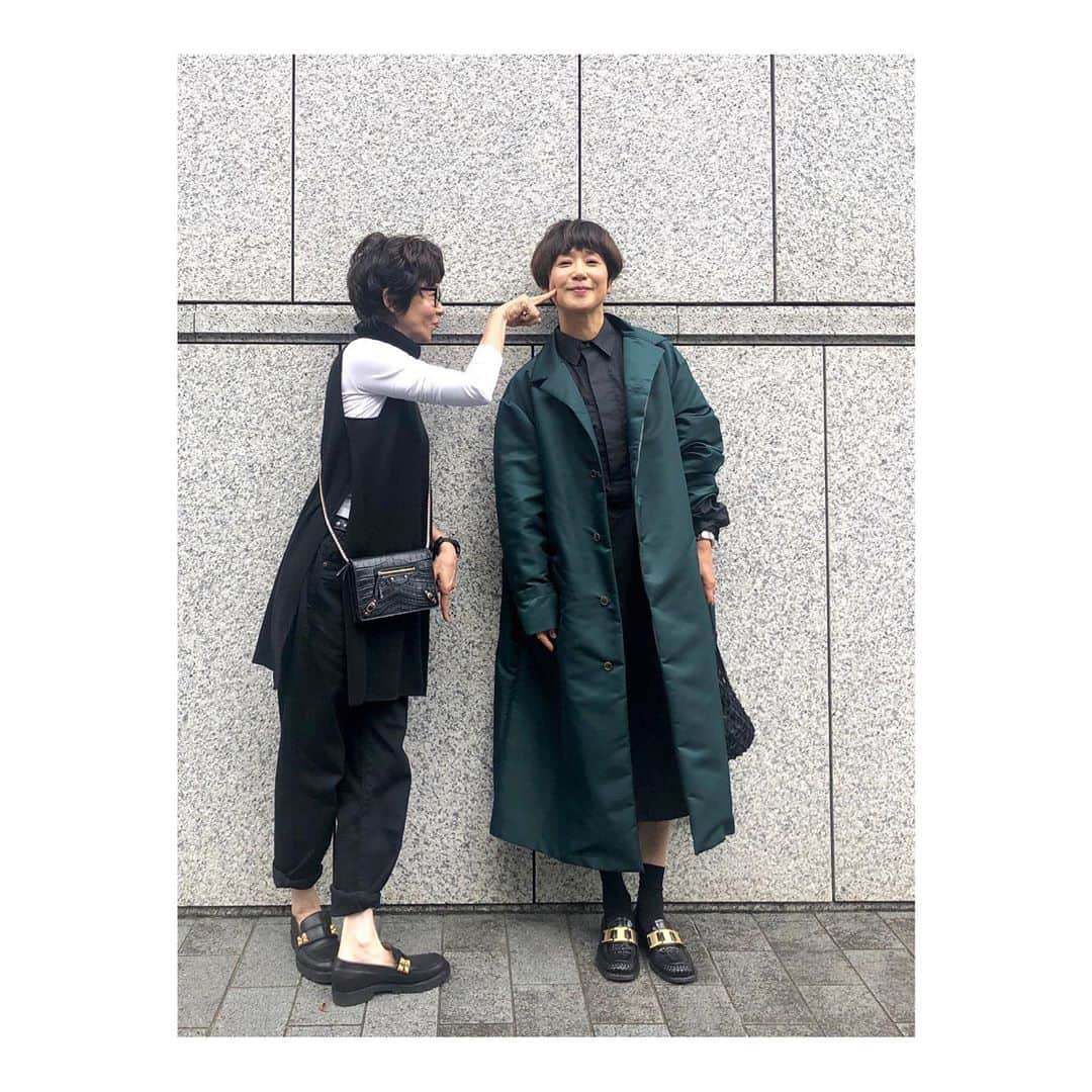 黒田知永子さんのインスタグラム写真 - (黒田知永子Instagram)「. 秋の装い…🍂です。  私は先日のyunahica×chieko  の @js_luxe でのポップアップの時に、うっかり💦またもやお買い物してしまったグリーンのコートと  @plan_c_official のワンピース。  徳ちゃんはyunahica×chiekoのブラックデニムにニットジレでした！完璧〜〜☺︎  #yunahica_chieko  #ニットジレ #standardblackdenim  #スタンダードブラックデニム #徳田郁子 ｻﾏ #seya ｺｰﾄ #prada ﾛｰﾌｧｰ #黒田知永子  #chiekokuroda」9月28日 18時30分 - kuroda_chieko