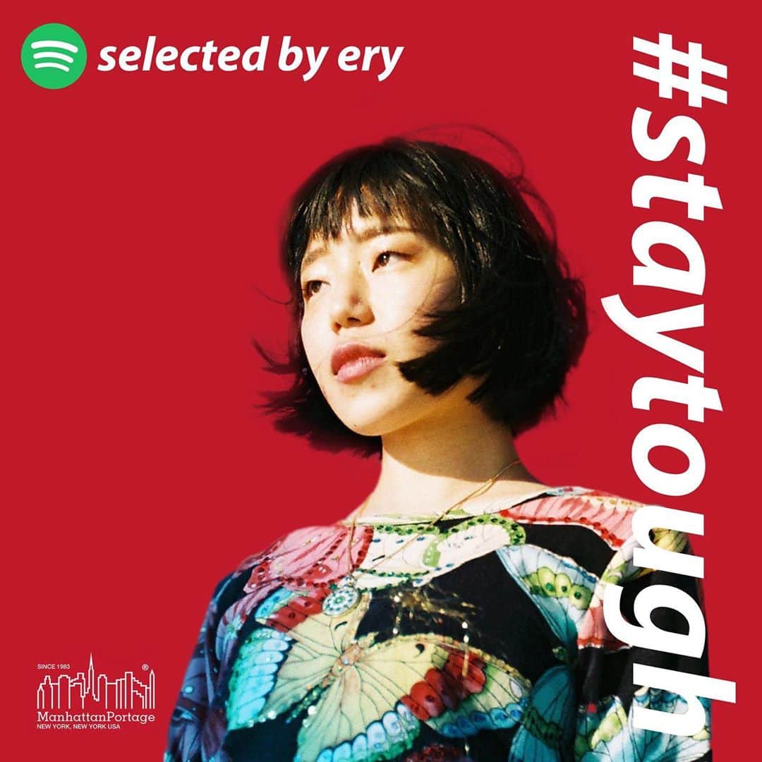 マンハッタンポーテージさんのインスタグラム写真 - (マンハッタンポーテージInstagram)「. .  #staytough Playlist -Selected by ery-  ブランドスローガンのNew York Toughとも共鳴する「#staytough」をテーマにしたSpotifyでのプレイリスト。ポストコロナに向けて「強くあれ」 のメッセージを音楽を通して伝えます。  今回はイラストレーターやグラフィックデザイナー、2人組電子音楽ユニットOoveenでも活躍するeryによる選曲。アンニュイな楽曲を含みながらも力強さを感じるプレイリストは熱い気持ちにさせてくれます。  ▶#staytough Playlist -Selected by ery-  https://open.spotify.com/playlist/6tTXOKZ1PP7VoRTo4GO0o6  今後もManhattan Portageと親交のある人物が毎週登場予定！ お楽しみに！  #manhattanportage #newyorktough #staytough #ery #spotify #spotifyplaylist」9月28日 18時24分 - mp_japan