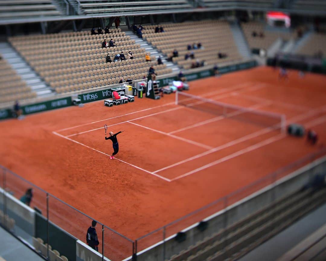 AFP通信さんのインスタグラム写真 - (AFP通信Instagram)「AFP Photo - Roland Garros in autumn - 📷 Thomas Samson 📷 @anne.christine.poujoulat 📷 @marteauburin⁣ .⁣ It's a French Open like no other. Taking place four months later than usual due to the coronavirus, the early summer warmth normally associated with the tournament has been replaced by a bone-chilling 10 degrees.⁣ .⁣ As a result, the world's best players are putting on extra layers as well as brave faces.⁣ .⁣ All the players at this year's tournament are staying at two city centre hotels. Apart from playing and training, they are barred from leaving.⁣ .⁣ The pandemic has made the world a very different place and tennis hasn't escaped its impact.⁣ .⁣ The few ticket-holders who made it inside courtesy of a random draw made the most of the dismal conditions.⁣ .⁣ #RolandGarros #FrenchOpen #Tennis」9月28日 18時26分 - afpphoto