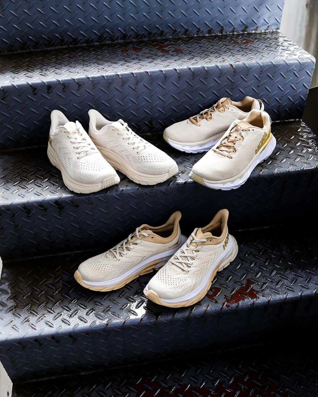 アトモスさんのインスタグラム写真 - (アトモスInstagram)「. 10/1(THU)より、HOKA ONE ONE「GOLD PACK」が登場。 「GOLD PACK」は、ニュートラルカラーにメタリック調のゴールドをアクセントとして組み合わせたカラーコレクション。スポーツシーンのみならず、ライフスタイルシーンにも溶け込むカラーでアレンジした「CLIFTONEDGE」「CLIFTON 7」「ELEVON 2」をラインアップ。「GOLD PACK(ゴールドパック)」は、“HOKA ONE ONE meets GOLD!”をコンセプトに、ニュートラルカラーにメタリック調のゴールドカラーを差し色にしてラグジュアリー感をプラスした。パフォーマンスランニングシューズをライフスタイルシーンにmeetさせるカラーコレクションとなっている。ホワイトやアーモンドミルクのような柔らかなカラーとゴールドを組み合わせたシューズは、ランニングやトレーニングなどでしっかりとパフォーマンスを発揮する機能性を備え、ライフスタイルシーンに溶け込むデザインが魅力。あなたのライフスタイルにGOLD PACKをmeetしてみてはいかがでしょうか。 . We'll release HOKA ONEONE "Gold Pack" on 10/1(THU). "GOLD PACK" is a color collection that combines neutral colors with metallic gold as an accent. The lineup includes "CLIFTON EDGE", "CLIFTON 7", and "ELEVON 2" that are arranged in colors that blend into not only the sports scene but also the lifestyle scene. "GOLD PACK" is based on the concept of "HOKA ONE ONE meets GOLD!", And adds a sense of luxury by adding a metallic gold color to the neutral color. It is a color collection that makes performance running shoes meet in the lifestyle scene. Shoes that combine soft colors such as white and almond milk with gold have functionality that demonstrates solid performance in running and training, and the design that blends into the lifestyle scene is attractive. Why not meet GOLD PACK for your lifestyle? . #atmos #atmostokyo #atmosjapan #hokaoneone #cliftonedge #clifton7 #elevon #アトモス #ホカオネオネ」9月28日 18時28分 - atmos_japan