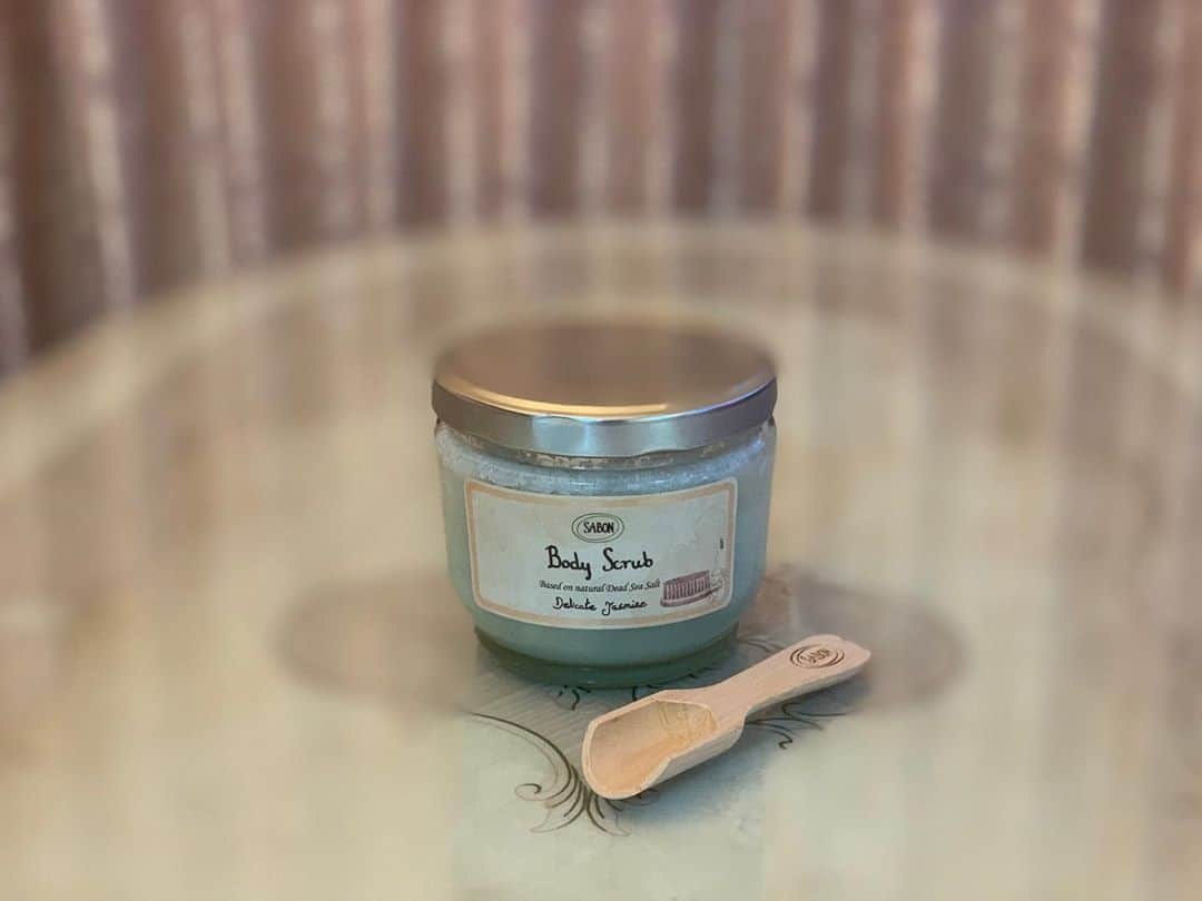 田中めぐみさんのインスタグラム写真 - (田中めぐみInstagram)「【#SABONボディスクラブ】  🌿SABONのbody scrub🌿  🎀めぐ語録🎀使用感《滑らかつるスベ》  使用後のお肌が、とにかくツルツル💡  死海のミネラルと美容成分が 角質層まで行き渡り、スプーン一杯で🥄 とろけるようなツルツル素肌へ導きます❣️  《デリケート・ジャスミン ボディースクラブについて》  1つ3役で驚きの 滑らかなお肌へ導くボディスクラブ。  SABONブランドを代表する、1つ3役で 滑らかなお肌へ導くボディスクラブ。   死海の塩のスクラブで古い角質をおとし、 死海のミネラルと美容成分を角質層まで 浸透させます。  そしてアーモンドやホホバなどの4種の ボタニカルオイルがお肌の表面をラップの ように包み込むことで整え、 透明感あふれる滑らかなお肌へ。  バスルームいっぱいに広がる豊かな香りと、 使った瞬間に実感する滑らかな お肌の仕上がりで至福のバス＆ボディケア タイムをお楽しみいただくことができます。  (SABON 公式参照)  #SABON #サボン #scrub #スクラブ #ボディースクラブ #デリケートジャスミン  #美容 #美白 #美肌 #美活 #スキンケア #スキンケアマニア #skincare #化粧品 #女子力アップ #コスメマニア #コスメレポ #コスメ紹介  #美活アナウンサー  #HAP #horipro #田中めぐみ #アナウンサー #ホリプロ #ホリプロアナウンス室」9月28日 18時30分 - megumin5rp