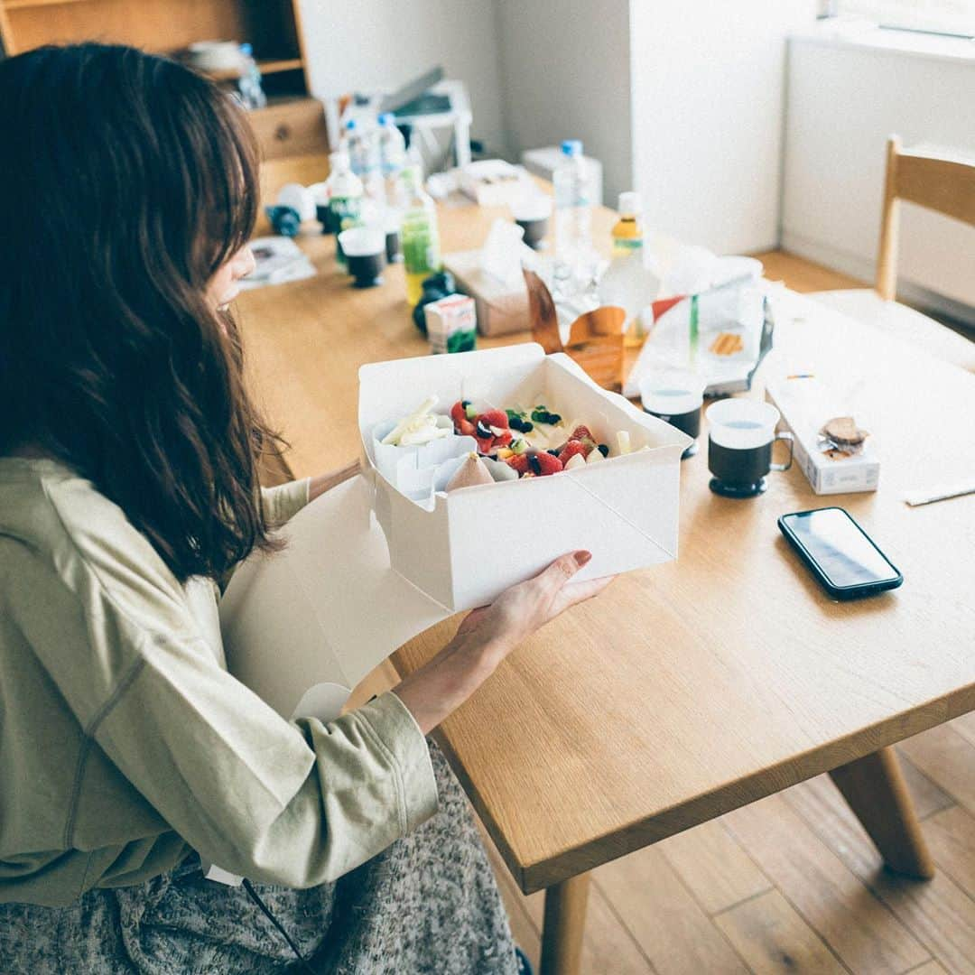 蛯原友里さんのインスタグラム写真 - (蛯原友里Instagram)「・  今日は撮影終わりに、みんなからサプライズしてもらっちゃいました‼︎  もうすぐ誕生日〜‼︎  ありがと〜♡  ヘアメイクの森さんから、みんなにプレゼントに頂いたカチューシャを付けて☺︎  @marisolmagazine」9月28日 18時40分 - yuri_ebihara