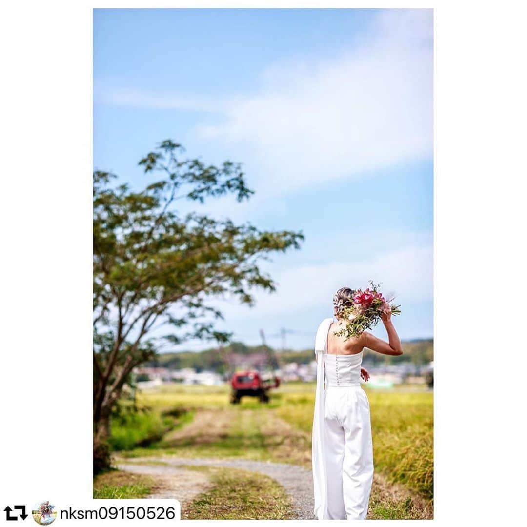 order dress カルリエ クチュールさんのインスタグラム写真 - (order dress カルリエ クチュールInstagram)「. 【Carlier Couture's bride】 coolest bride ! . 花嫁さまからお写真をメールで頂いたものの 花嫁instagramのレポが素敵すぎて またもやrepostさせて頂きます♡ . ちなみに良すぎに書いてくださってますが、 ウェディング業界の方とお伺いし、 緊張していたのはわたしです🤣 . . #repost @nksm09150526  0915 -BUILD  UP- #nksm09150526   solo shot... 待ってました、このデータ！ ため息でちゃう〜 bouquetぶん投げそうな写真やけど。 眩しすぎて険しい顔してるけど。  dress！めちゃくちゃこだわった！ 最初から絶対パンツ！pants！って決めてたので オーダーできるところを探してたら @carlier_couture さんに出会ってしまいました 初めてお会いしたとき 私にはない 清楚！美貌！品！この三拍子が揃った彼女に 緊張しっぱなしでしたが imageを伝えただけで さささ〜っと ドレスのデッサンしてくれて わくわくが止まらなかったのを今でも覚えています  当時は東京にいましたが福岡に引越してしまい メールのやり取りが始まって コロナの影響で最終フィッティングも行けず ドレスを郵送してもらってSkypeでの打合せ、からの延期。 4カ月空いて東京に行けるようになって 最終フィッティングしたらサイズオーバーしてて ギリギリまで微調整してもらい 急遽別のドレスも裾合わせてもらって おいそがしいのにバタバタしてしまったけど 最高にかっこいい世界にひとつだけのmy dressに 仕上げて頂きました。 本当にありがとうございました！  dress... @carlier_couture  photo... @yasuyuki.higuchi @playinc.14  bouquet... @ryyy.m78 @overture_flower  . #卒花嫁レポ #卒花嫁  #ゼクシィ2020 #ゼクシィ花嫁  #結婚式準備 #全国の花嫁さんと繋がりたい  #卒花嫁さんとも繋がりたい  #0915 #ちーむ0915  #nksm09150526  #buildup」9月28日 18時32分 - carlier_couture