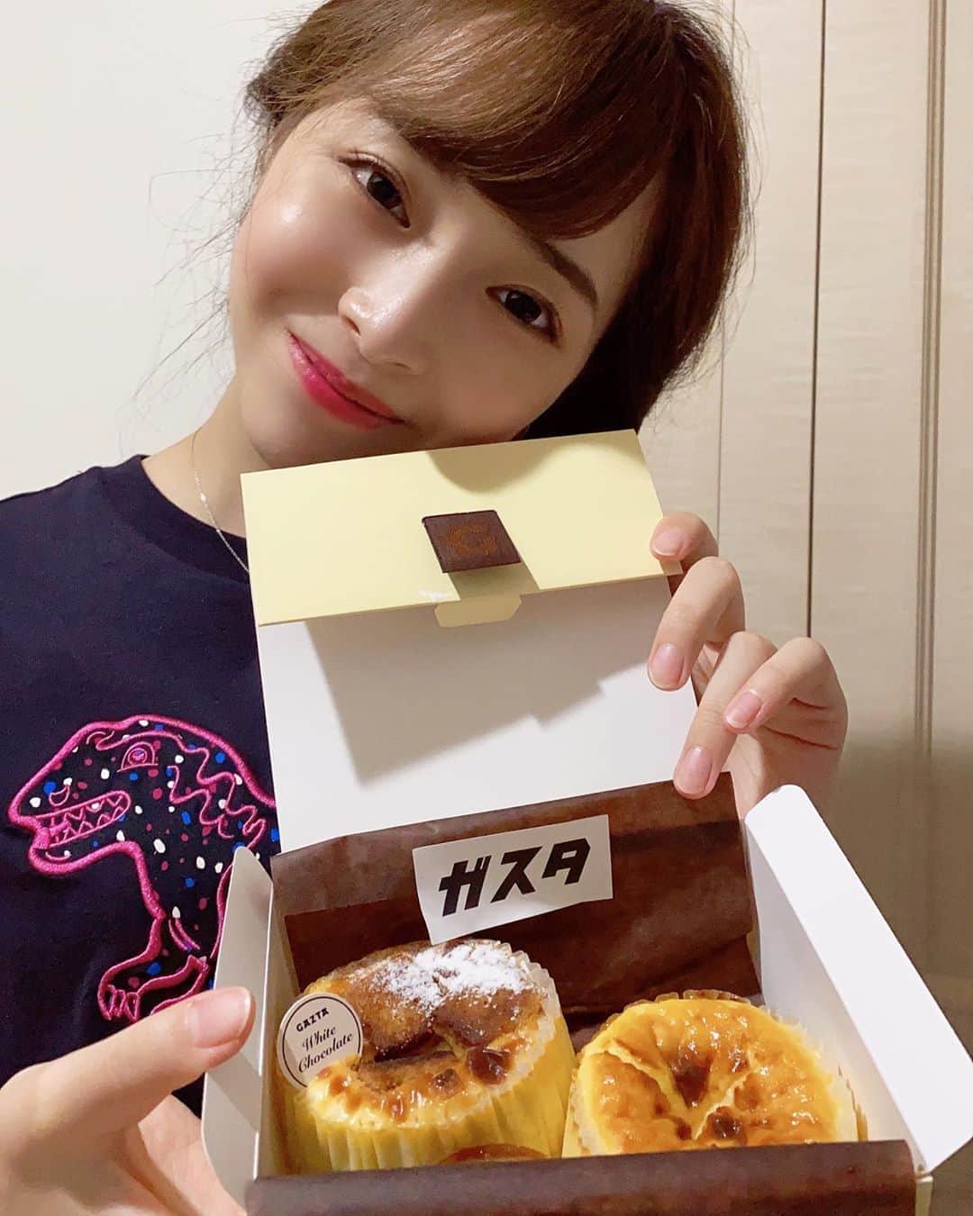 赤間有華のインスタグラム：「#バスチー 🧀❤ 。 バスクチーズケーキもホワイトチョコレートバスクチーズケーキも甘すぎず重すぎずで、ペロり🙋‍♀️ガオー🦖✨ 。 #バスクチーズケーキ#ガスタ #gazta」