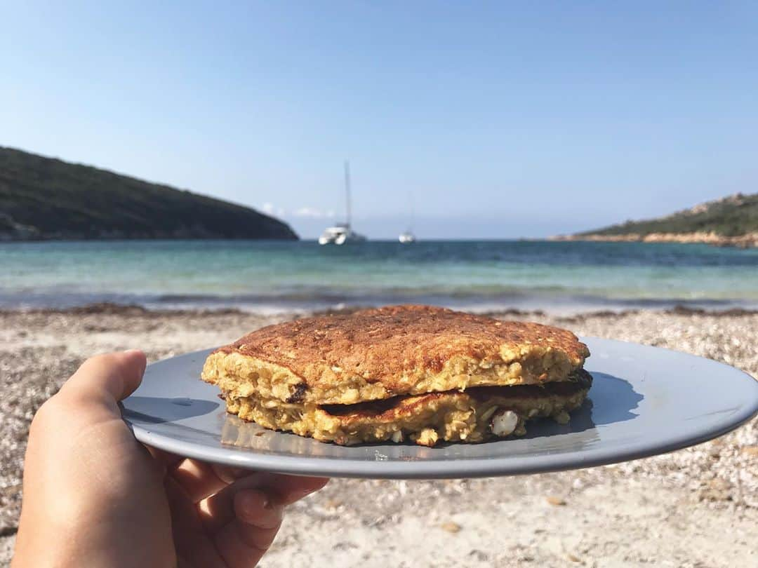 ローラ・マリノさんのインスタグラム写真 - (ローラ・マリノInstagram)「On est d’accord que chaque semaine devrait commencer comme ça non ? 🥞🌊☀️  . #pancakes #pancaketower #pancakewithview #sea #sun #pancakeonthebeach #healthypancakes #bananapancakes #healthyfood #travel #travelling #vanlife」9月28日 18時36分 - _lauramarino