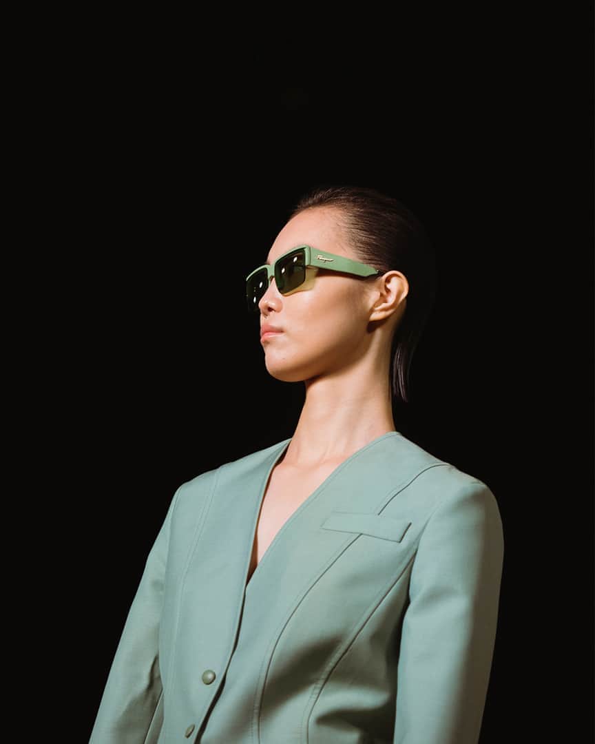 サルヴァトーレ・フェラガモのインスタグラム：「The Salvatore Ferragamo Spring/Summer 2021 show by Creative Director Paul Andrew opened with a cinematic evocation of the collection by director Luca Guadagnino. Straight off the film screen to the runway, model Maggie Cheng served insouciant sophistication in a tailored jacket in Hedren green, in a nod to the iconic suit worn by Tippi Hedren in Alfred Hitchcock’s Birds. #FerragamoSS21」