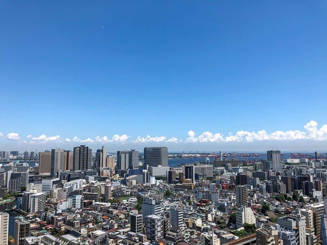東京マリオットホテルさんのインスタグラム写真 - (東京マリオットホテルInstagram)「久しぶりに晴れの秋空が広がりました ☺️ 天気が良い日には東京湾まで見渡せるパノラマビューをお楽しみいただけます。  You can enjoy panoramic view of all the way to Tokyo bay on sunny days like today. ☺️   Share your own images with us by tagging @tokyomarriott @tokyomarriott をつけてご投稿ください！公式アカウントからご紹介させていただく事があります。 ————————————————————— #tokyomarriott #tokyo #japan #beautifulhotels #tokyohotel #marriott #marriotthotel #marriottbonvoy #viewfromroom #roomwithaview #tokyobay #東京マリオットホテル #マリオット #ホテル好き #東京ホテル #ホテルからの景色 #ホテルからの眺め」9月28日 18時42分 - tokyomarriott